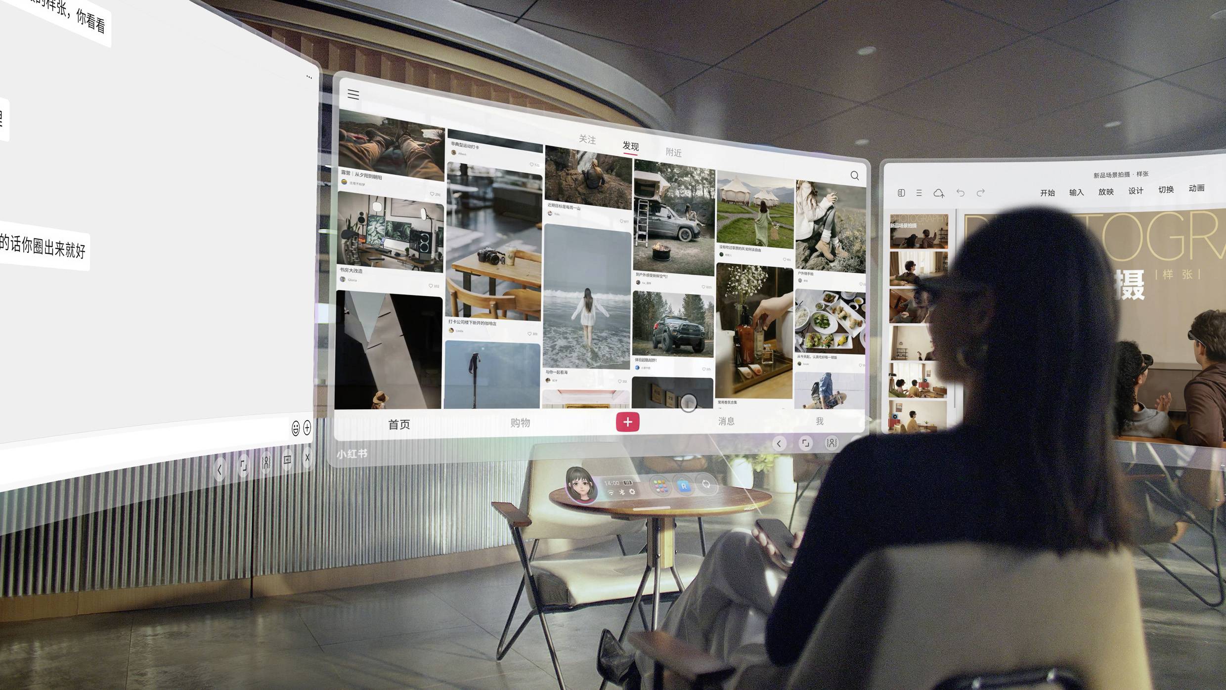 Eine Person sitzt in einem modernen Raum und interagiert mit drei großen geschwungenen Digitalbildschirmen, auf denen verschiedene Bilder und Texte zu sehen sind.