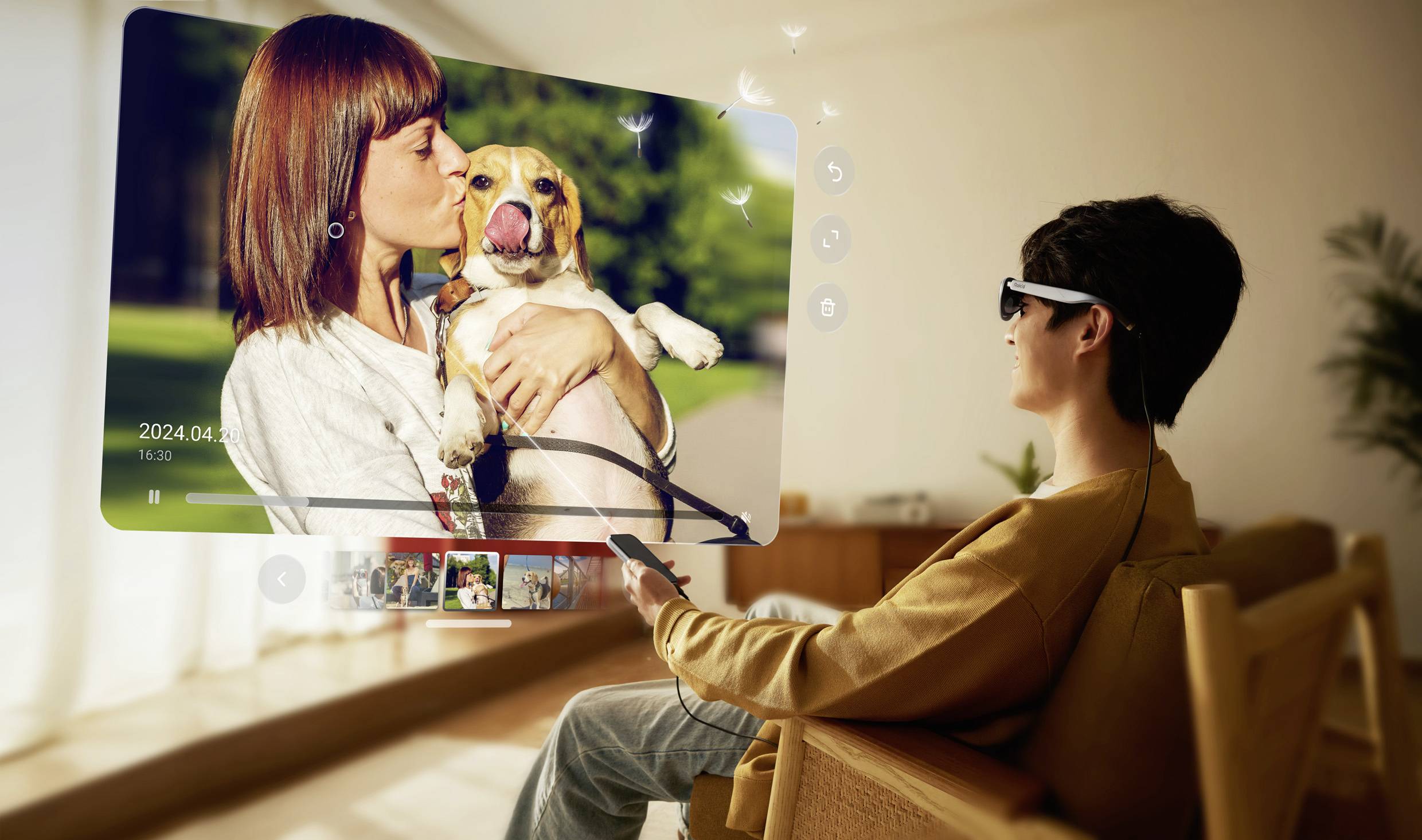 Eine Person mit intelligenter Brille betrachtet eine virtuelle Anzeige, die eine Frau zeigt, die einen Hund küsst. Die Umgebung wirkt warm und entspannt.