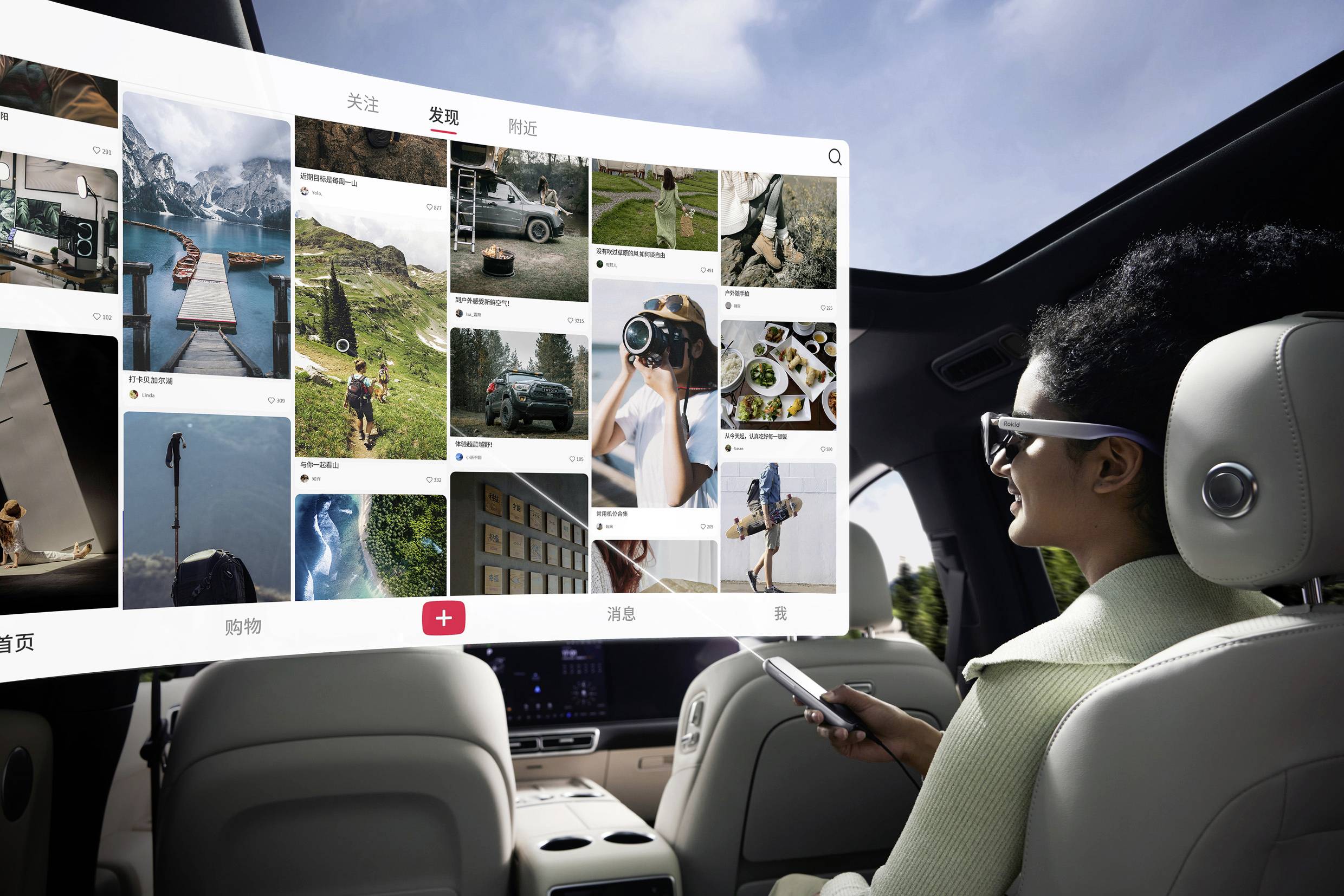 Eine Frau in einem Auto betrachtet eine digitale Anzeige von Reisefotos und -videos auf einem Bildschirm. Sie hält ein Smartphone in der Hand, was auf eine Interaktion hindeutet.