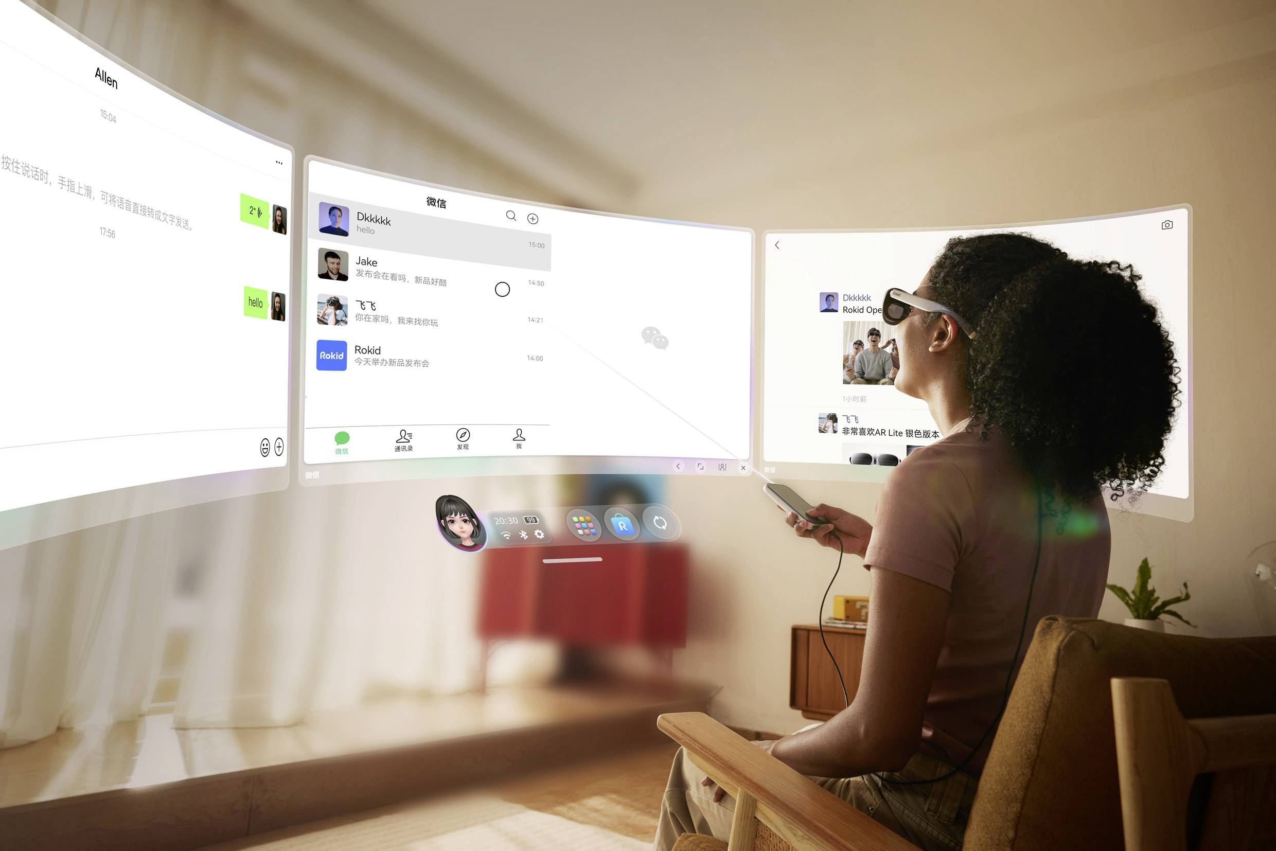 Eine Person trägt Augmented-Reality-Brille und interagiert mit drei schwebenden digitalen Bildschirmen, die Messaging-Apps in einem modernen Wohnungsambiente zeigen.