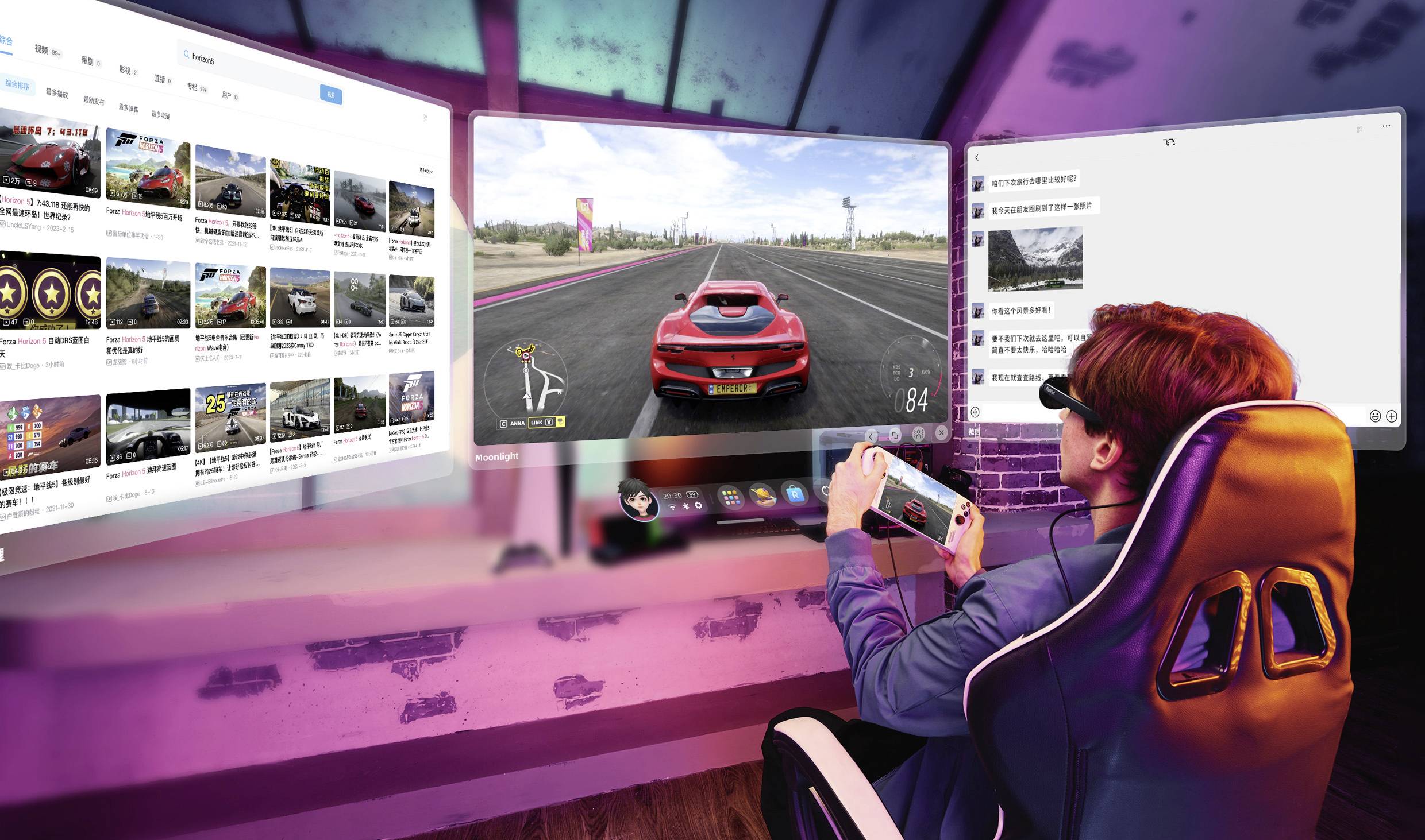 Eine Person, die ein Rennvideospiel auf einem Simulationsaufbau mit mehreren Bildschirmen und einem Controller spielt, umgeben von lebendiger Raumbeleuchtung.