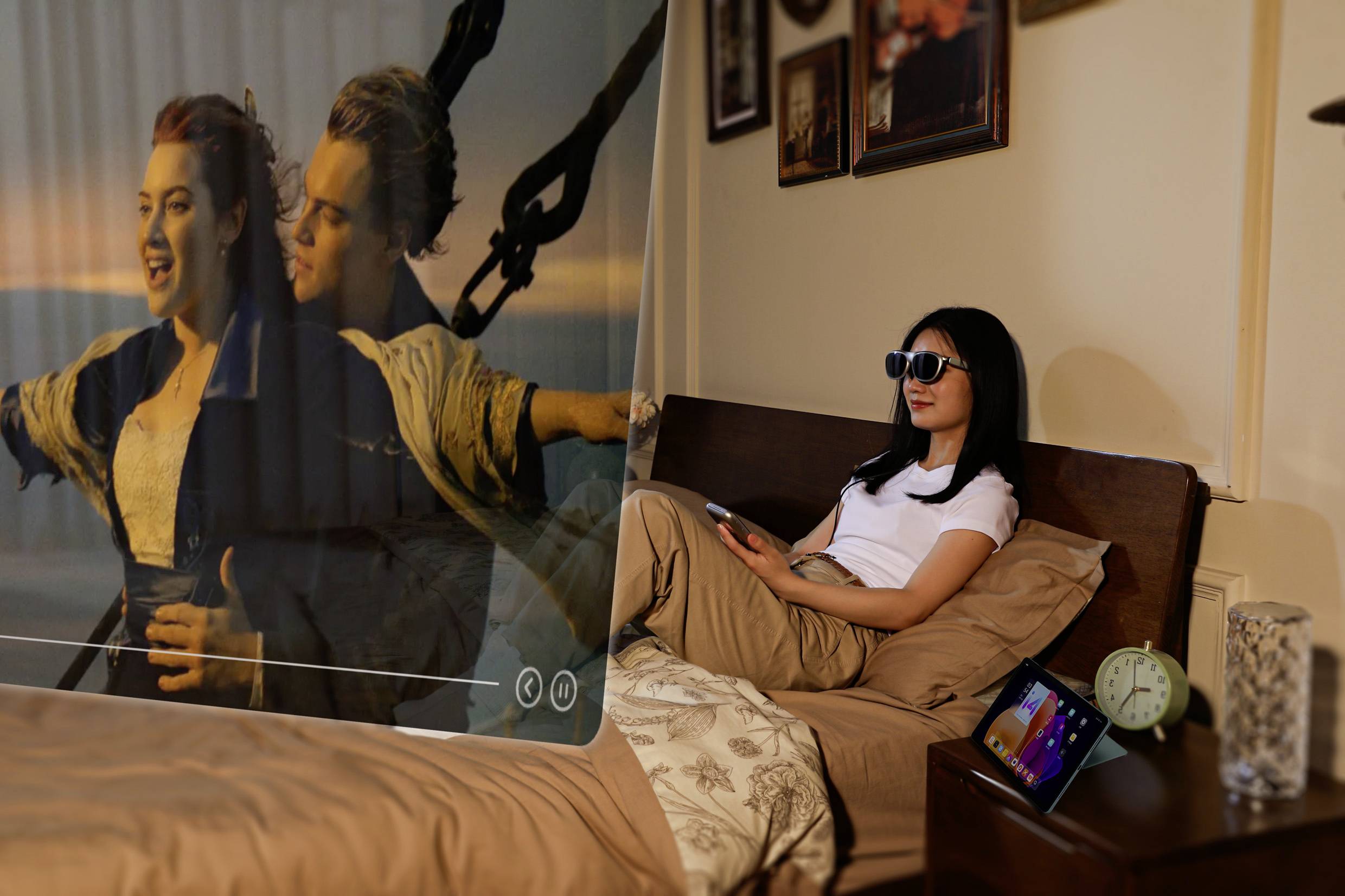 Eine Person mit VR-Brille liegt im Bett und betrachtet eine 3D-Projektion einer klassischen Filmszene, in der ein Paar auf dem Deck eines Schiffes steht.