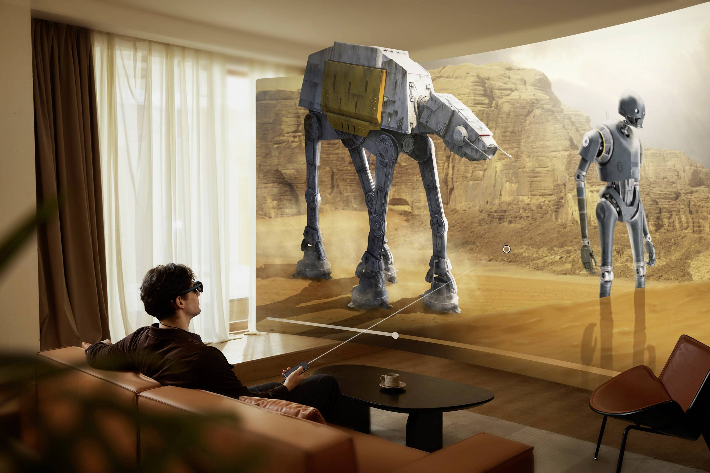 Eine Person, die in einem modernen Wohnzimmer Virtual-Reality-Brillen trägt und eine 3D-Szene mit einem großen Roboter-Gehhilfe und einem humanoiden Roboter erlebt.