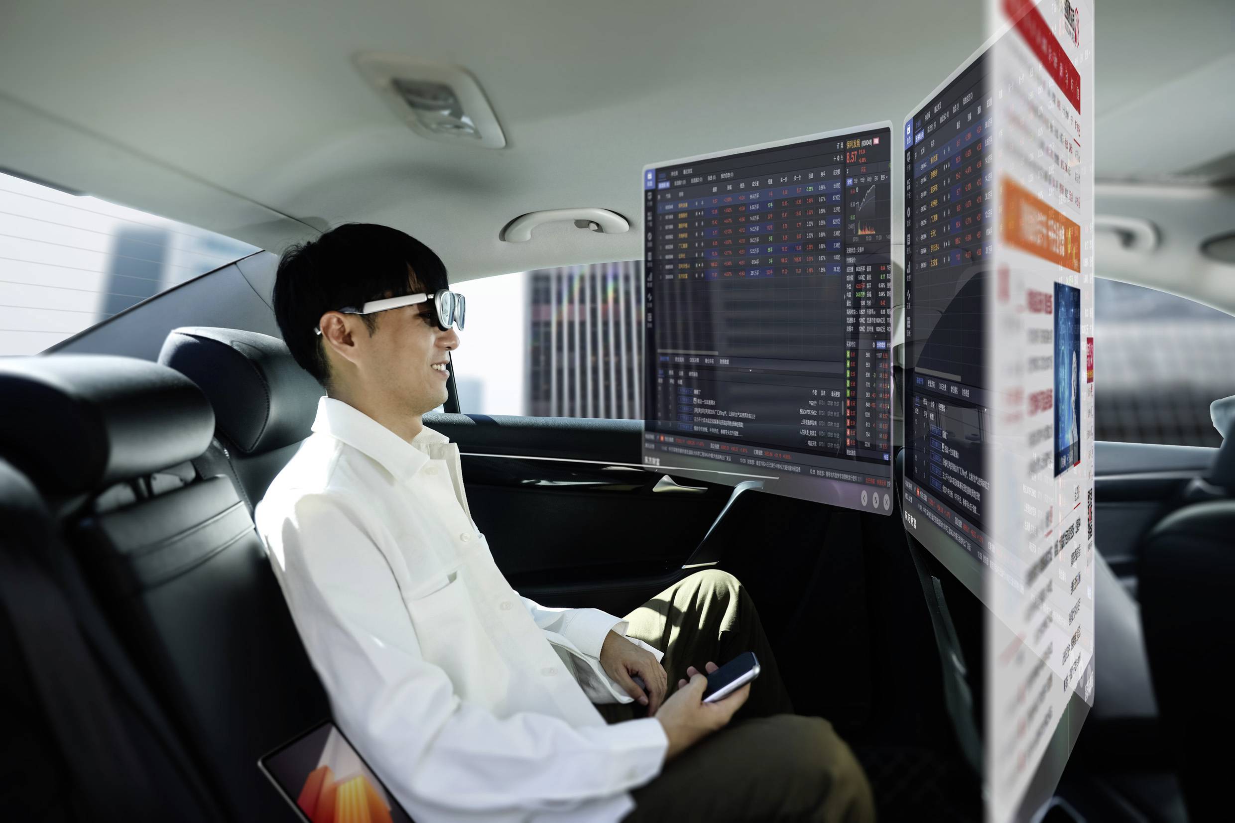 Eine Person in einem Auto trägt AR-Brillen und betrachtet virtuelle Bildschirme mit Finanzinformationen und Diagrammen. Der Beifahrer hält ein Smartphone.