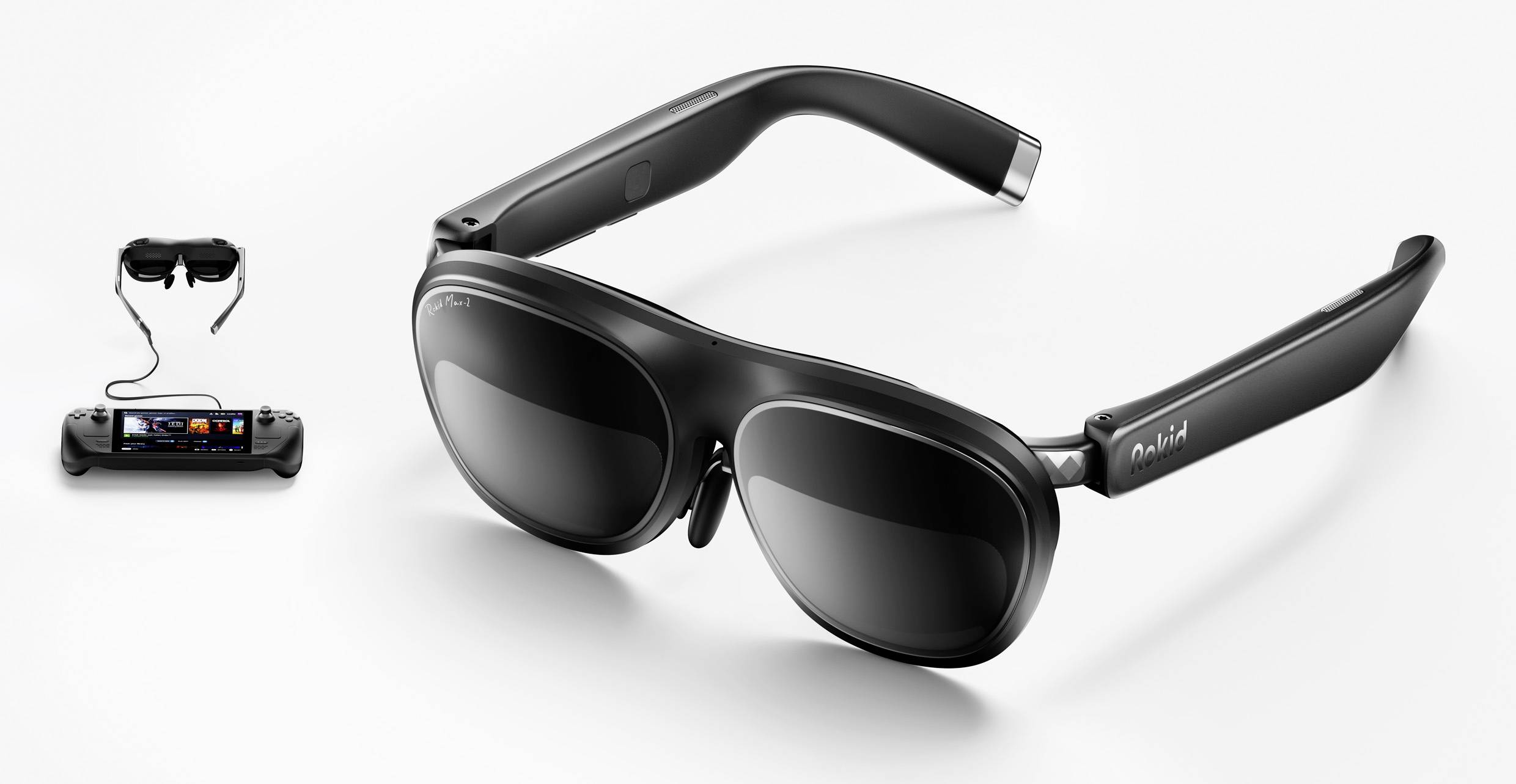 Schwarze intelligente Brille mit verstellbaren Gläsern, gepaart mit einer tragbaren Spielkonsole, die über ein Kabel verbunden ist und die Integration von tragbarer Technologie demonstriert.