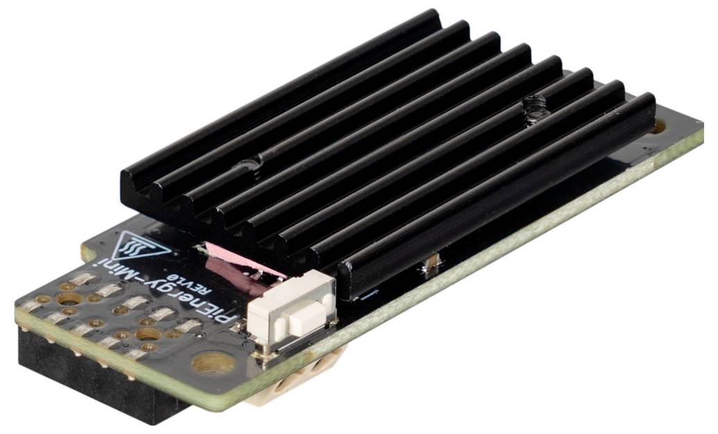 Ein Single-Board-Computer mit einem schwarzen Kühlkörper auf der Oberseite, entwickelt für eine effiziente Kühlung, mit sichtbarer Schaltkreisstruktur und Anschlussports.