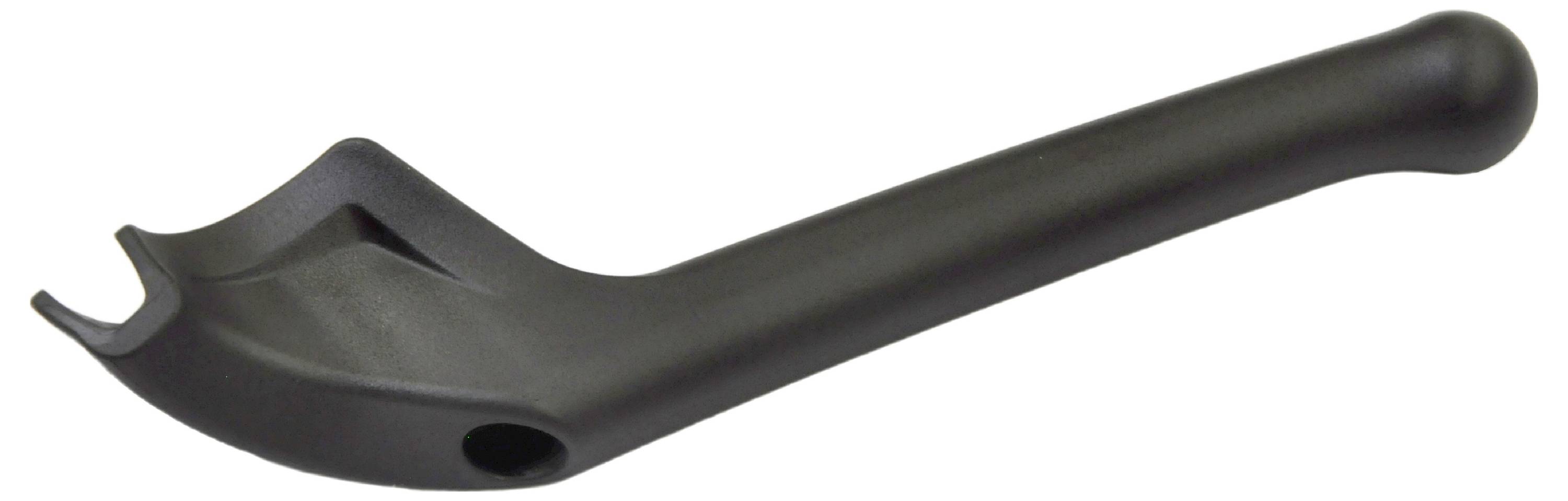 Ein schwarzes, gebogenes Plastikwerkzeug mit einer Kerbe an einem Ende, das zum Öffnen von Flaschen oder für ähnliche Aufgaben verwendet wird, vor einem weißen Hintergrund isoliert.