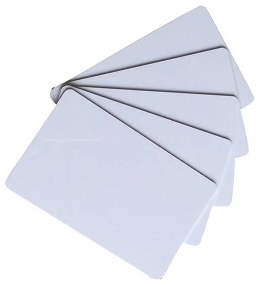 Fünf überlappende leere weiße Karten, gefächert auf einer weißen Oberfläche.