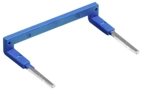 Eine blaue Kunststoffhalterung mit zwei nach unten gerichteten Metallstiften, die typischerweise als Jumper zur Konfiguration von Computerhardware verwendet wird.