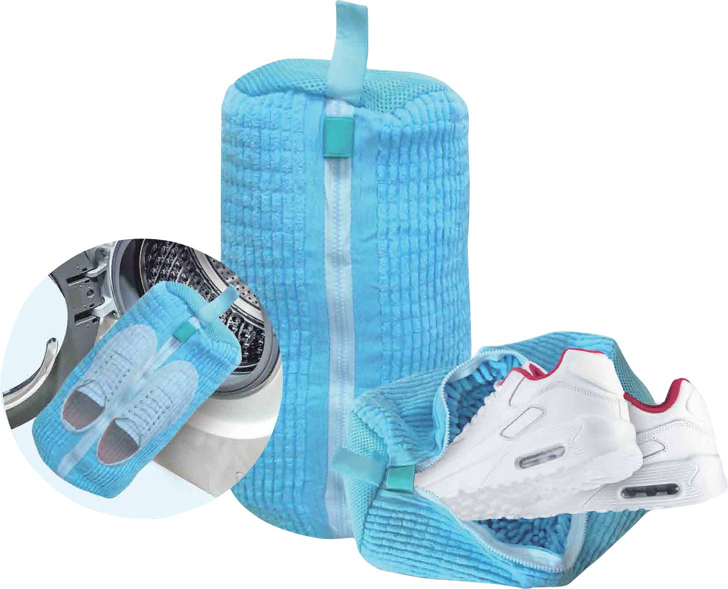Eine türkisfarbene Netztasche mit Reißverschluss, speziell zum Waschen von Schuhen, in der weiße Turnschuhe zu sehen sind. Im Hintergrund befindet sich eine Waschmaschine.
