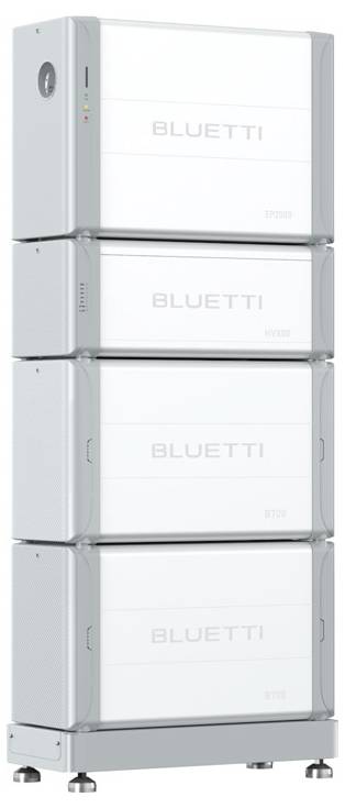 Ein hoher Stapel von vier grauen und weißen Bluetti Energiespeichermodulen, die jeweils mit Modellnummern beschriftet sind und ein modernes industrielles Design aufweisen.
