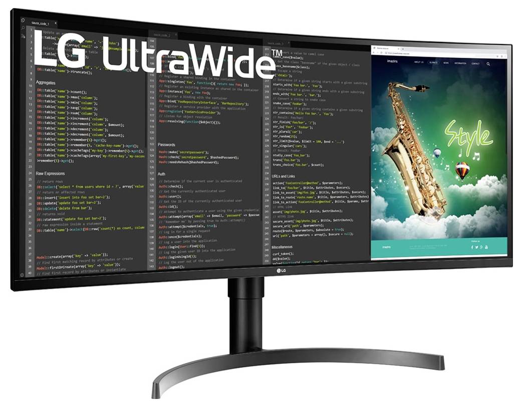 Ein gebogener LG UltraWide-Monitor zeigt mehrere Fenster mit Code und eine Webseite mit einem Saxophon vor einem Wolkenhintergrund.
