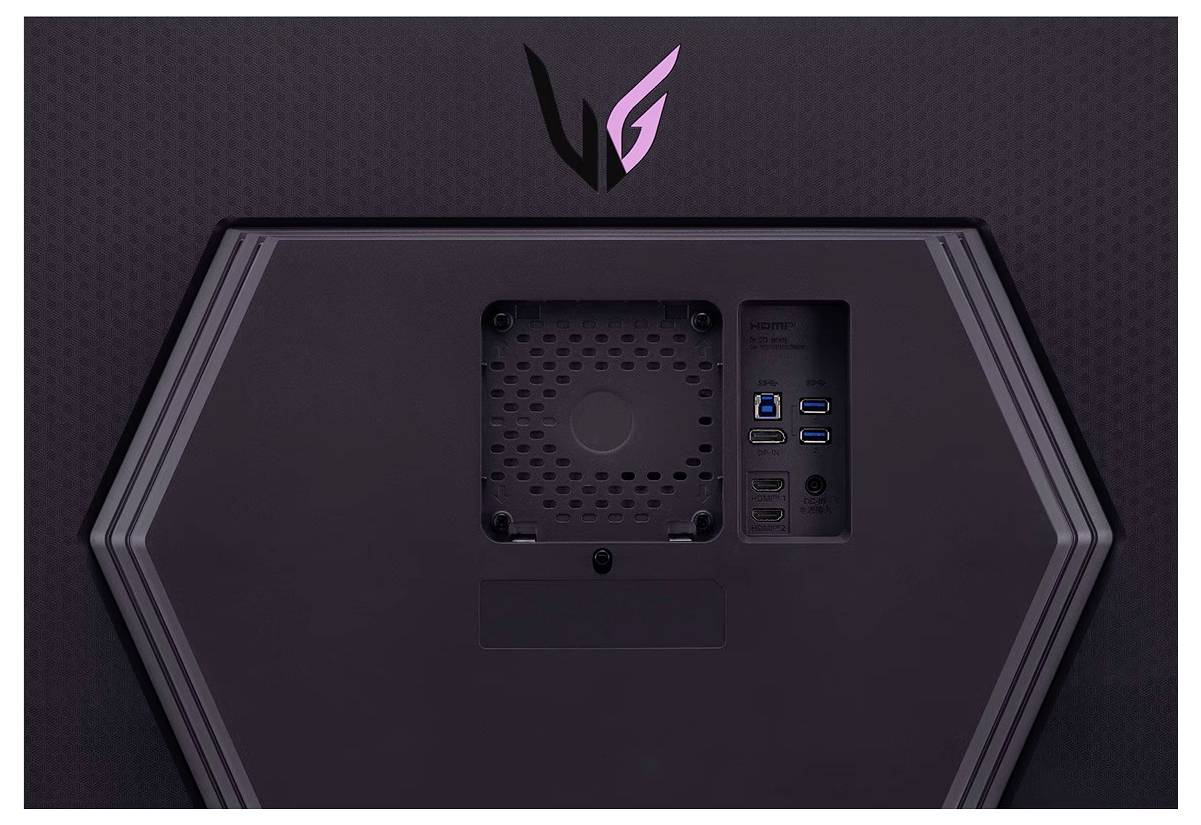 Rückseite eines Monitors mit Montagehalterung, Logo oben und Anschlüssen wie HDMI, DisplayPort, USB und Kopfhörerbuchse.