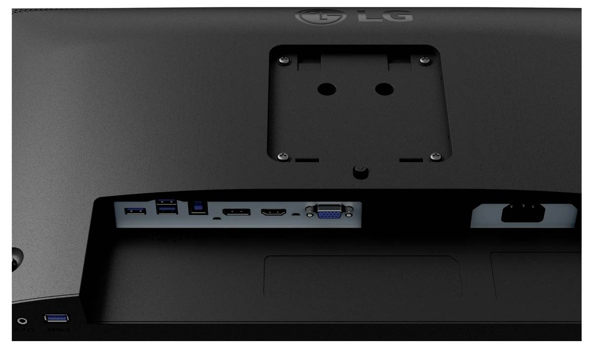 Rückansicht eines Monitors mit verschiedenen Anschlüssen, darunter USB, HDMI und VGA, die sich unterhalb eines Montagebügel-Bereichs befinden.