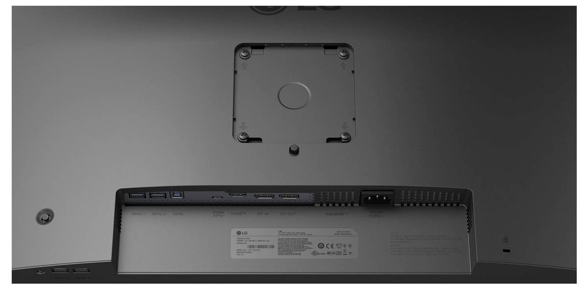 Das Bild zeigt die Rückseite eines Monitors mit Anschlüssen, darunter zwei USB-Anschlüsse, HDMI, DisplayPort und Stromanschluss.