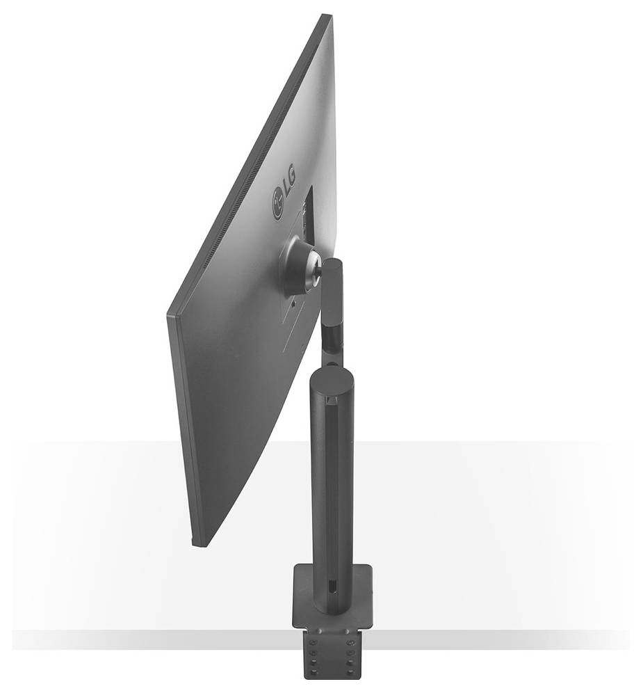 Ein Monitor mit verstellbarem Arm, der seine Drehungs- und Neigungswinkel in verschiedenen Positionen zeigt.