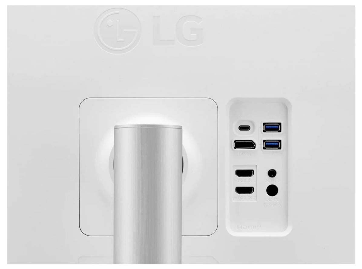 Das Bild zeigt die Rückseite eines LG-Monitors mit verschiedenen Anschlüssen, darunter zwei USB-C-, zwei HDMI- und zwei USB-A-Ports für die Konnektivität.