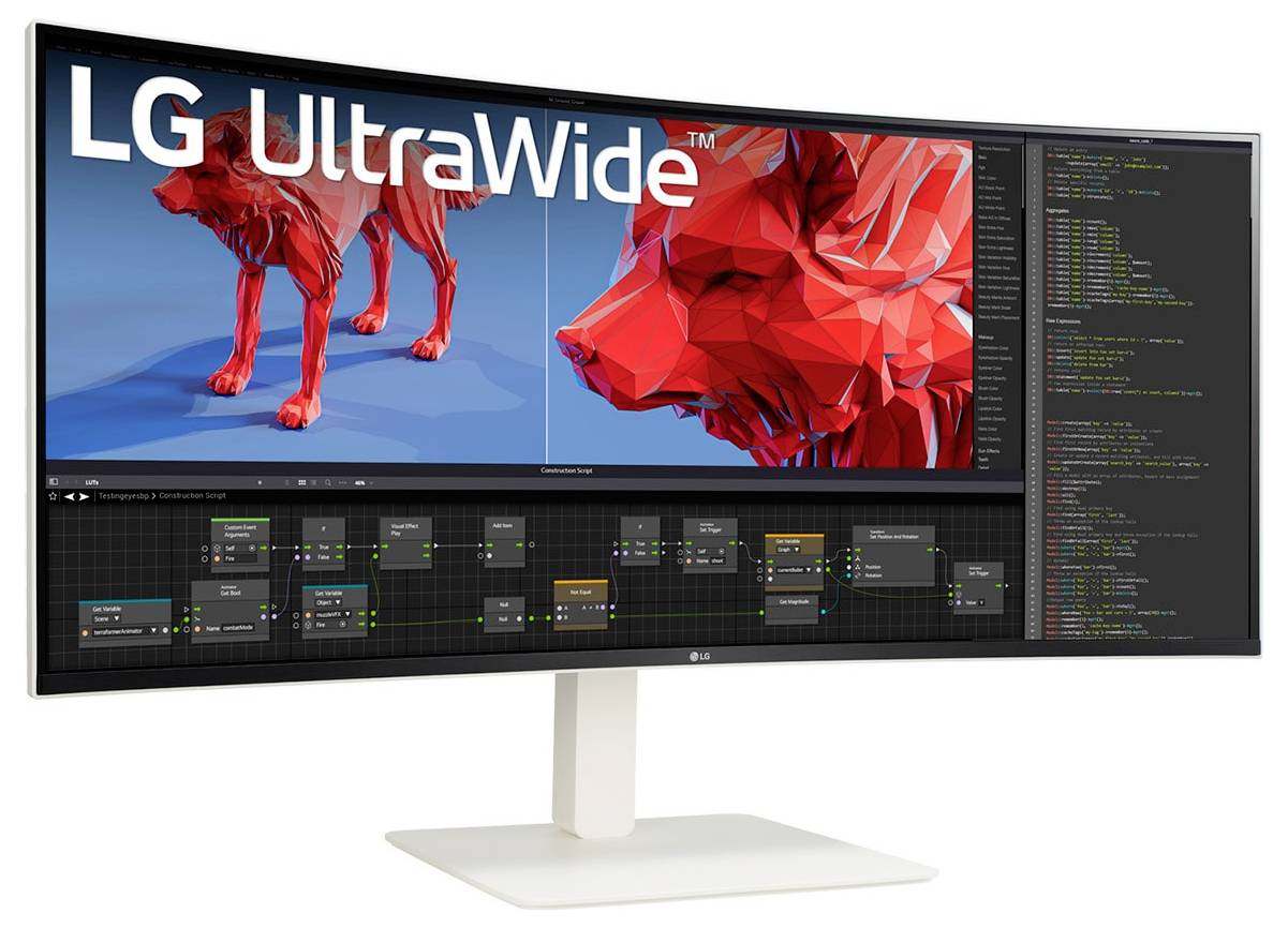 Ein ultrabreiter Monitor zeigt 3D-Grafikdesign-Software mit einem roten, polygonalen Wolfmodell auf der linken und einer Programmierumgebung auf der rechten Seite.