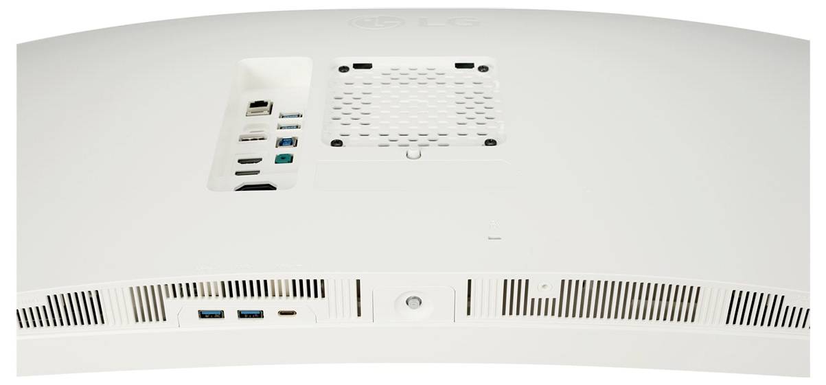 Rückansicht eines weißen Monitors, der verschiedene Anschlüsse wie HDMI, USB und Ethernet sowie Belüftungsschlitze am unteren Rand zeigt.