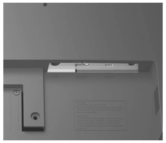 Rückansicht eines Geräts, das HDMI- und USB-C-Anschlüsse zeigt, mit gravierten Beschriftungen über jedem Anschluss, in einem zurückgesetzten Panelbereich platziert.