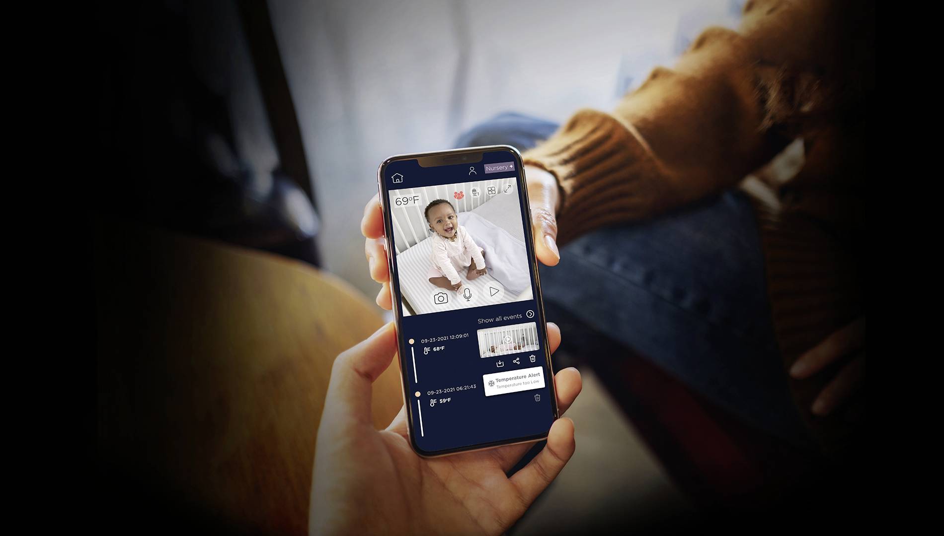 Eine Person, die ein Smartphone hält, auf dem eine Video-Editing-App geöffnet ist, die einen Videoclip eines Babys und Bearbeitungswerkzeuge zeigt.