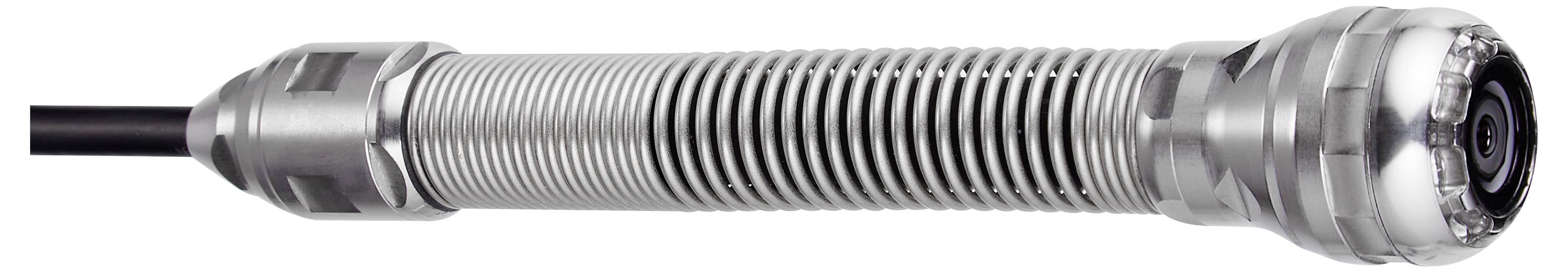 Ein flexibler Metallschlauch mit Ringstruktur und angeschlossenem Kabel, der zum Schutz elektrischer Leitungen in industriellen Umgebungen verwendet wird.
