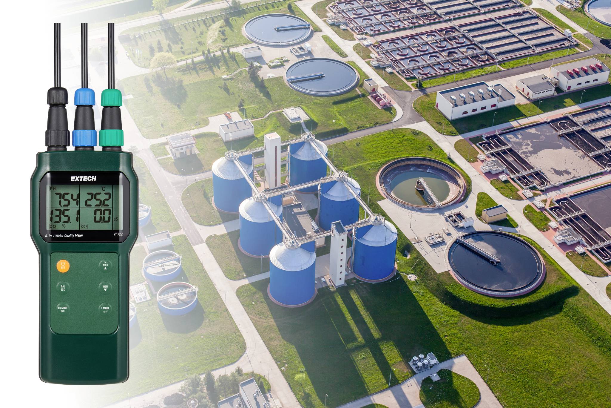 Luftaufnahme einer Kläranlage mit einer Nahaufnahme eines digitalen Wassergüte-Messgeräts, das Messwerte anzeigt und die Wasseranalyse veranschaulicht.