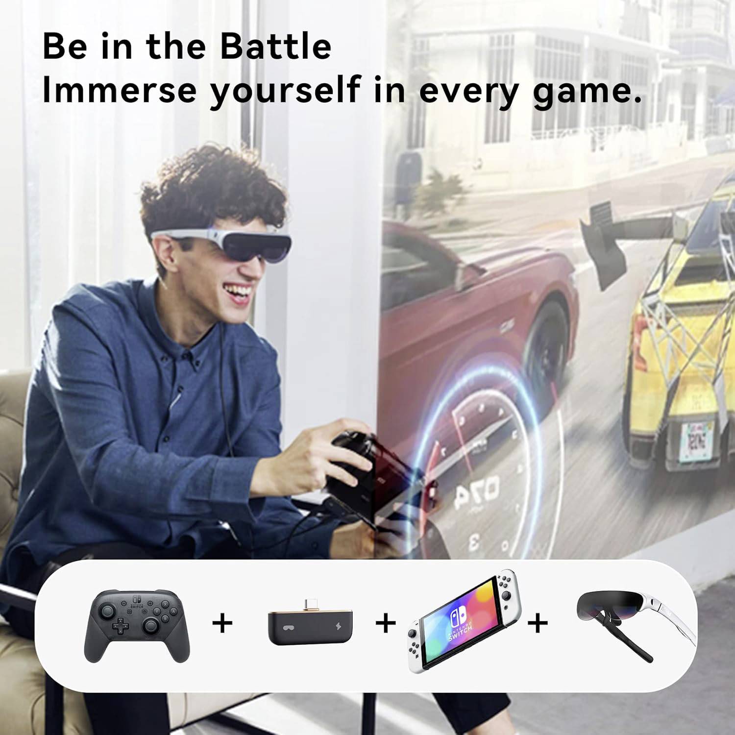 Eine Person trägt AR-Brille und spielt ein Rennspiel, mit einem Spielcontroller auf einem Schreibtisch. Text: ‚Sei mittendrin im Kampf. Tauche ein in jedes Spiel.'