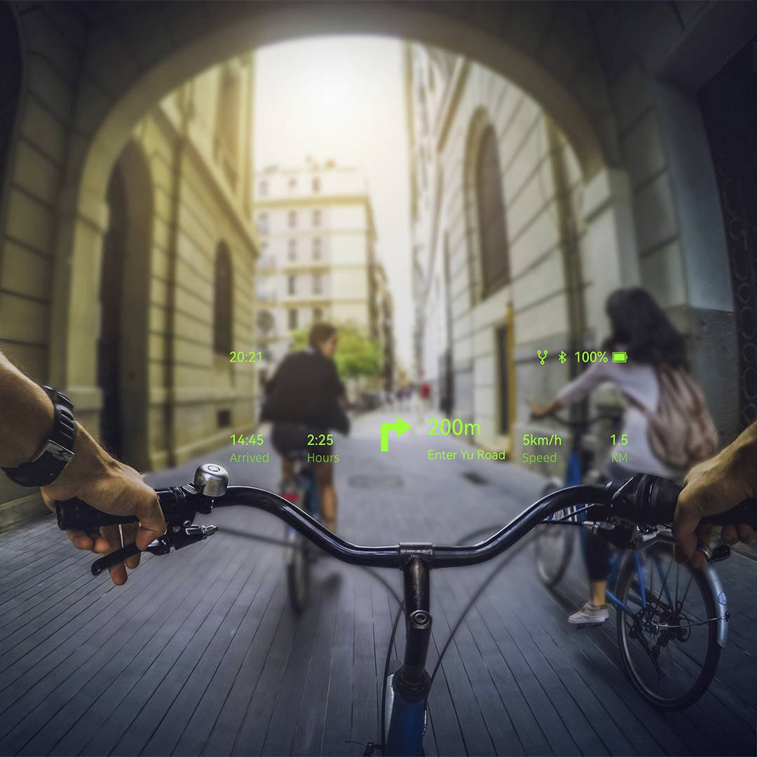 Eine Person fährt mit dem Fahrrad auf einer Stadtstraße, die von hohen Gebäuden gesäumt wird, mit digitalen Überlagerungen, die Geschwindigkeit, Entfernung und Zeit anzeigen.