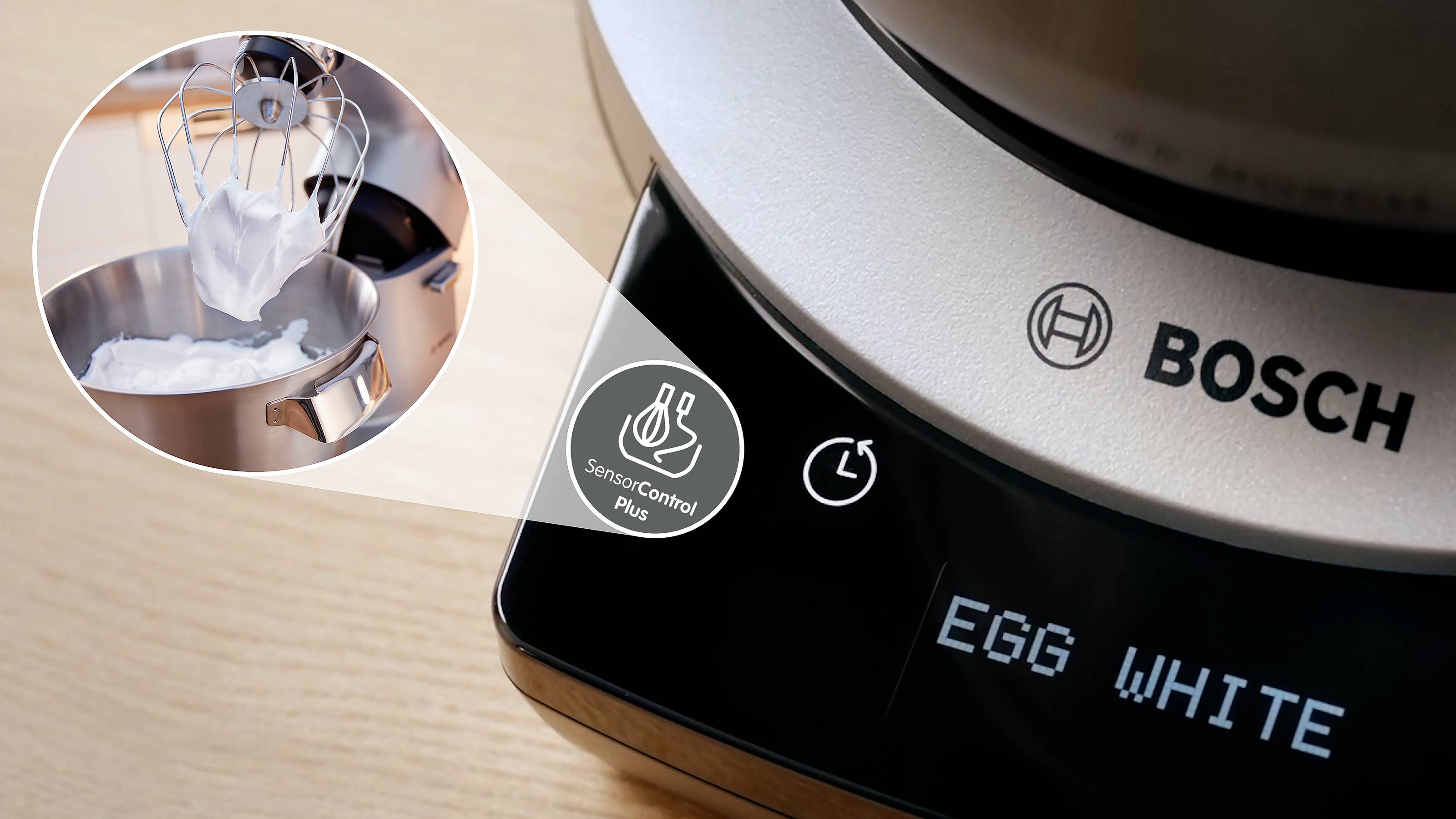 Eine Nahaufnahme des Displays eines Bosch-Mixers mit der Anzeige ‚EGG WHITE' und einem kreisrunden Einschub-Bild vom Aufschlagen von Eiweiß in einer Schüssel.