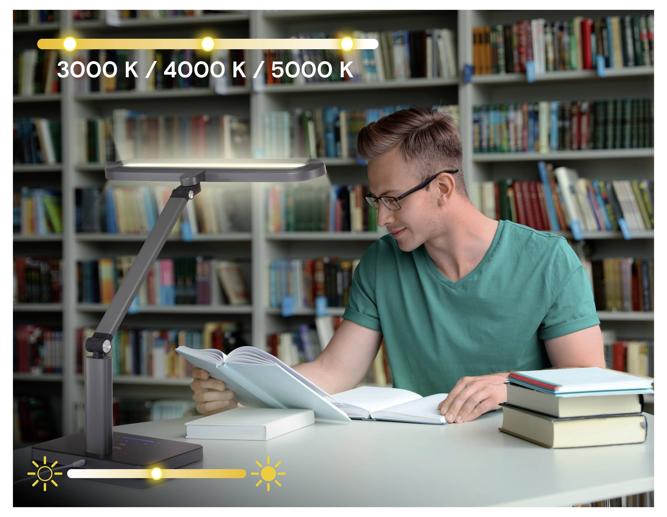 Eine Person liest an einem Bibliothekstisch unter einer verstellbaren Lampe mit Farbtemperatureinstellungen von '3000 K / 4000 K / 5000 K'.