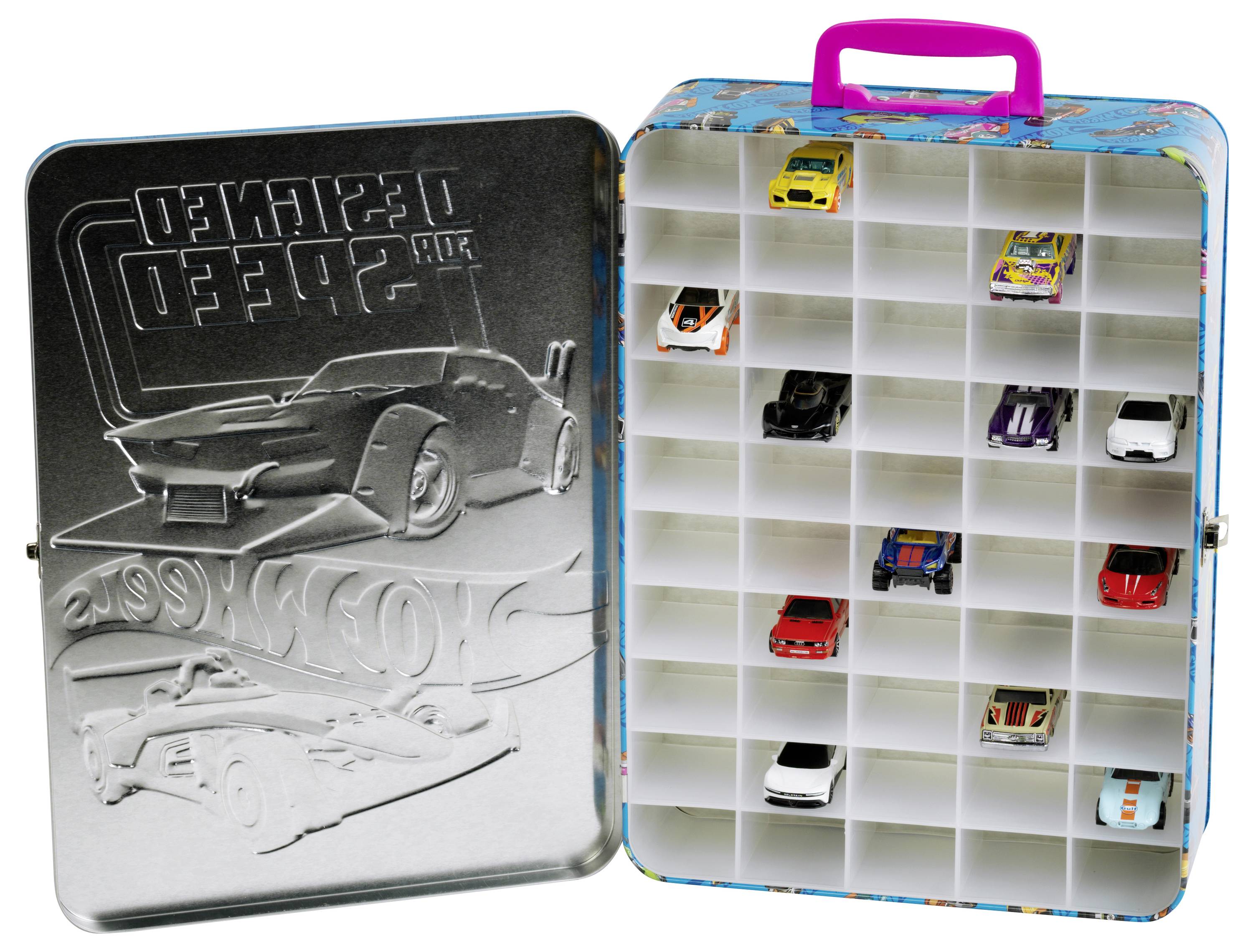 Eine Metalldose mit einem erhöhten Autodesign beherbergt ein Raster aus Spielzeugautos in verschiedenen Farben und Stilen. Der Deckel hat geprägte Autobilder.