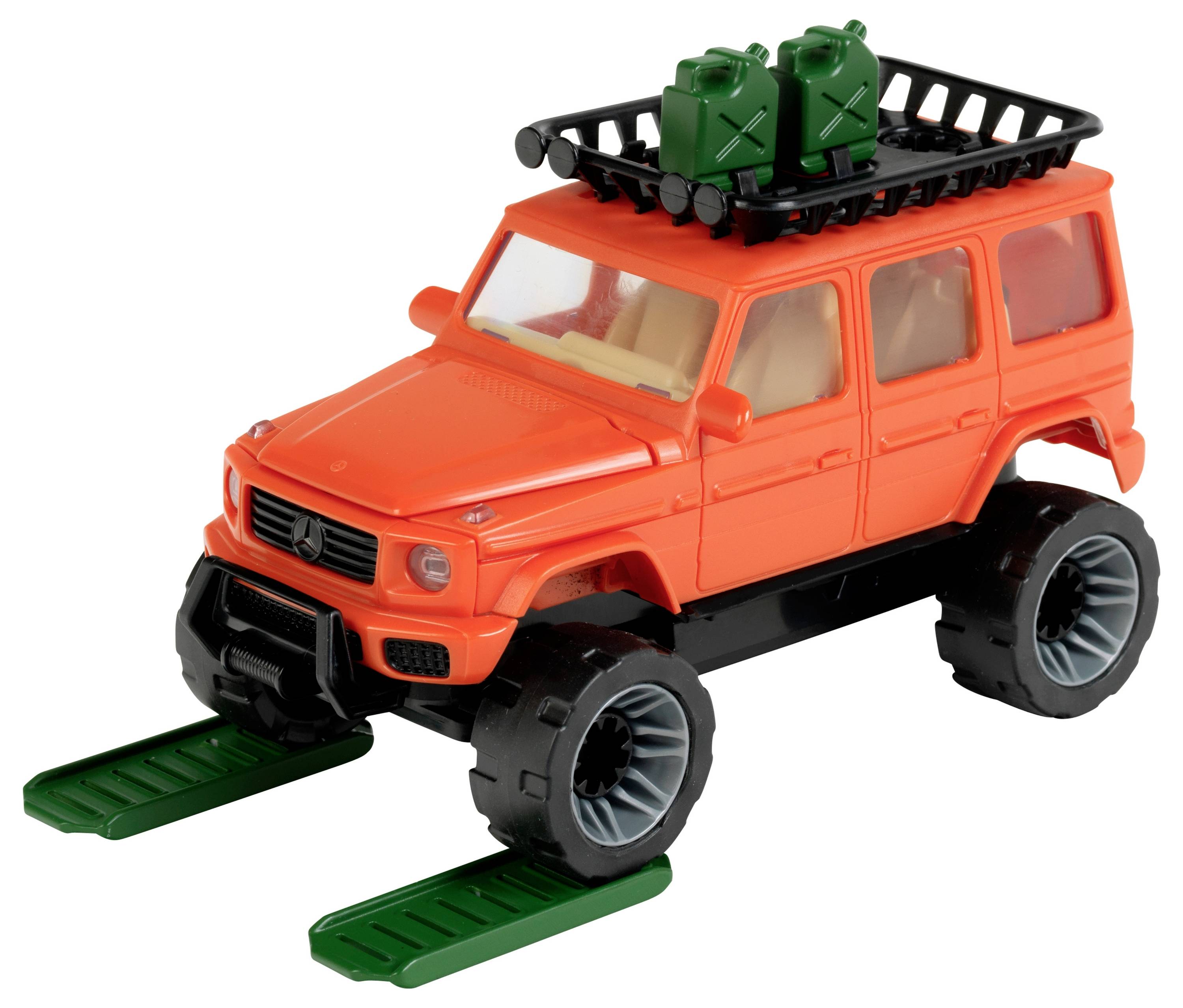 Ein knallorange Spielzeugauto mit überdimensionalen Rädern und grünen Skiern an der Front. Auf dem Dachgepäckträger befinden sich Treibstoffkanister.