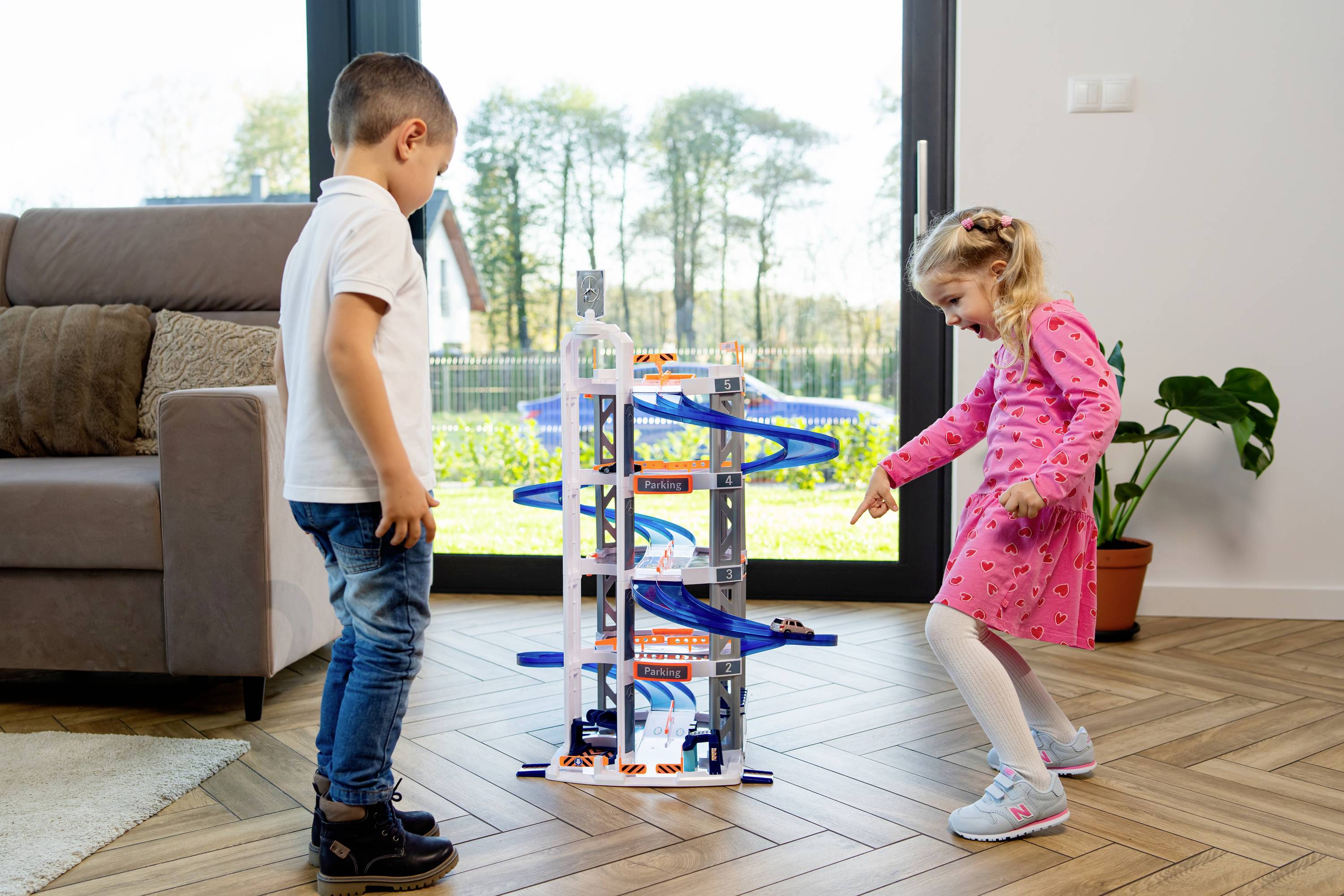 Theo Klein 3972 Mercedes-Benz Parkhaus mit 5 Ebenen I Stabile Parkgarage mit doppelter Abfahrtrampe, 2 Rennautos u.v.m.