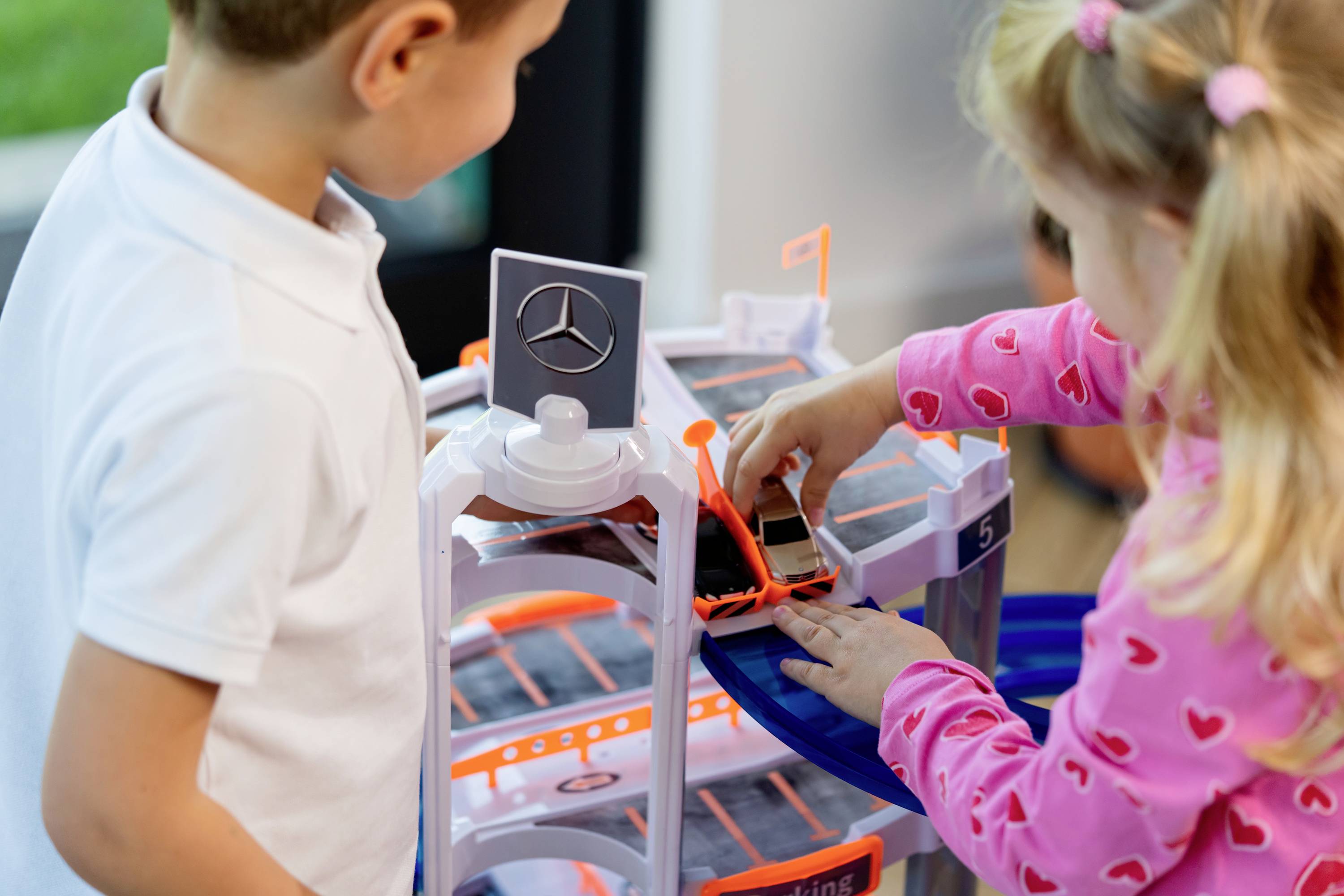 Theo Klein 3972 Mercedes-Benz Parkhaus mit 5 Ebenen I Stabile Parkgarage mit doppelter Abfahrtrampe, 2 Rennautos u.v.m.