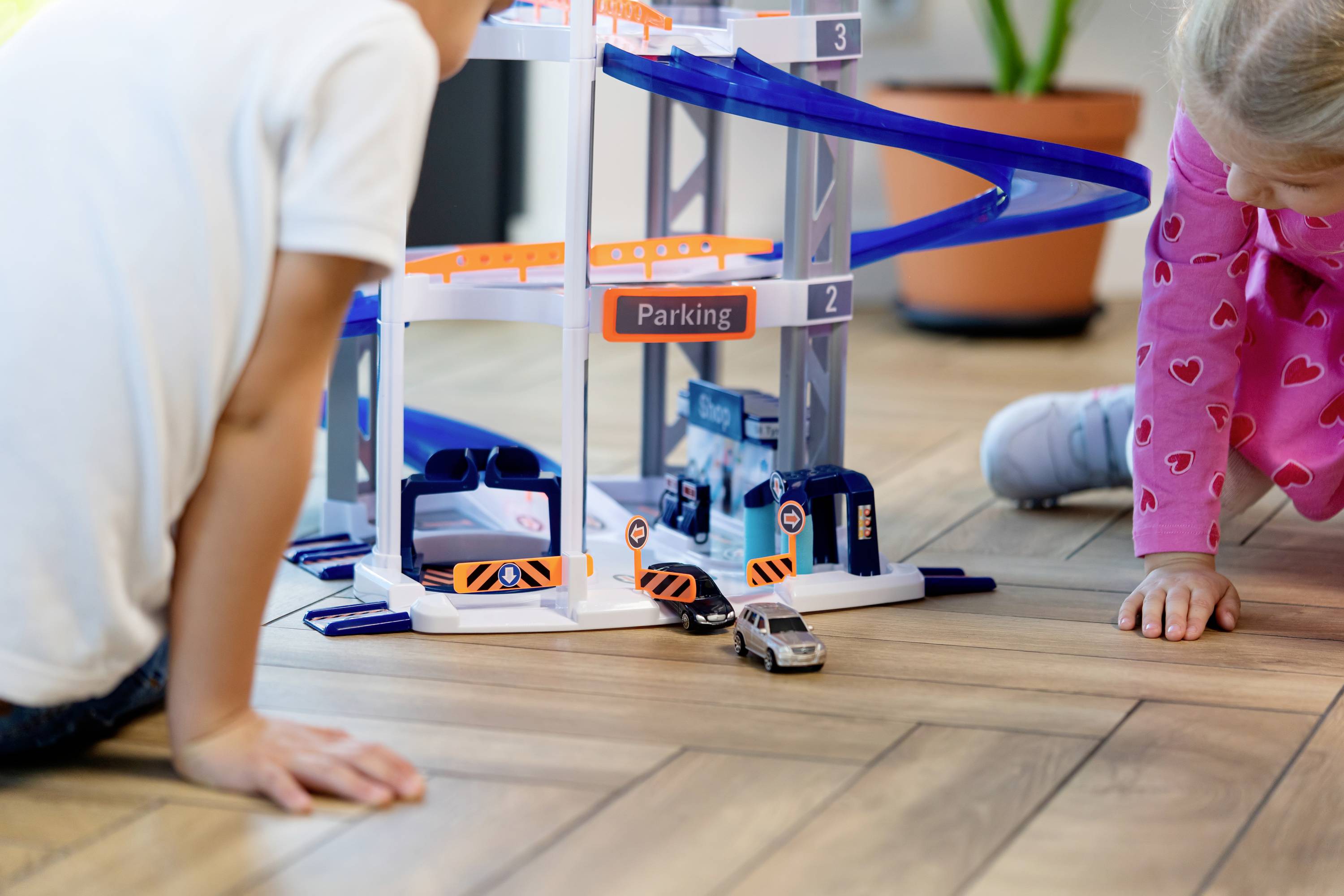 Theo Klein 3972 Mercedes-Benz Parkhaus mit 5 Ebenen I Stabile Parkgarage mit doppelter Abfahrtrampe, 2 Rennautos u.v.m.