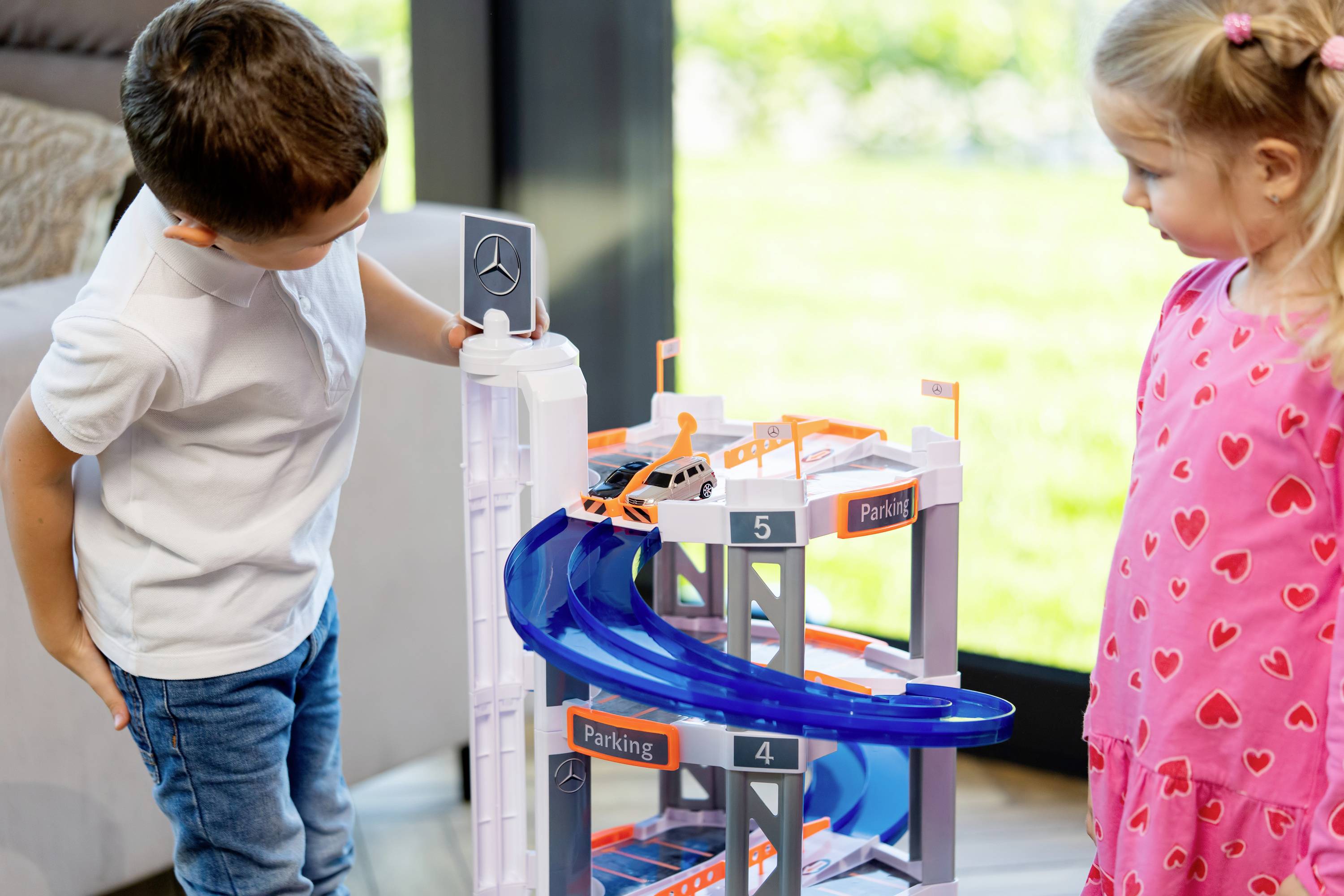 Theo Klein 3972 Mercedes-Benz Parkhaus mit 5 Ebenen I Stabile Parkgarage mit doppelter Abfahrtrampe, 2 Rennautos u.v.m.