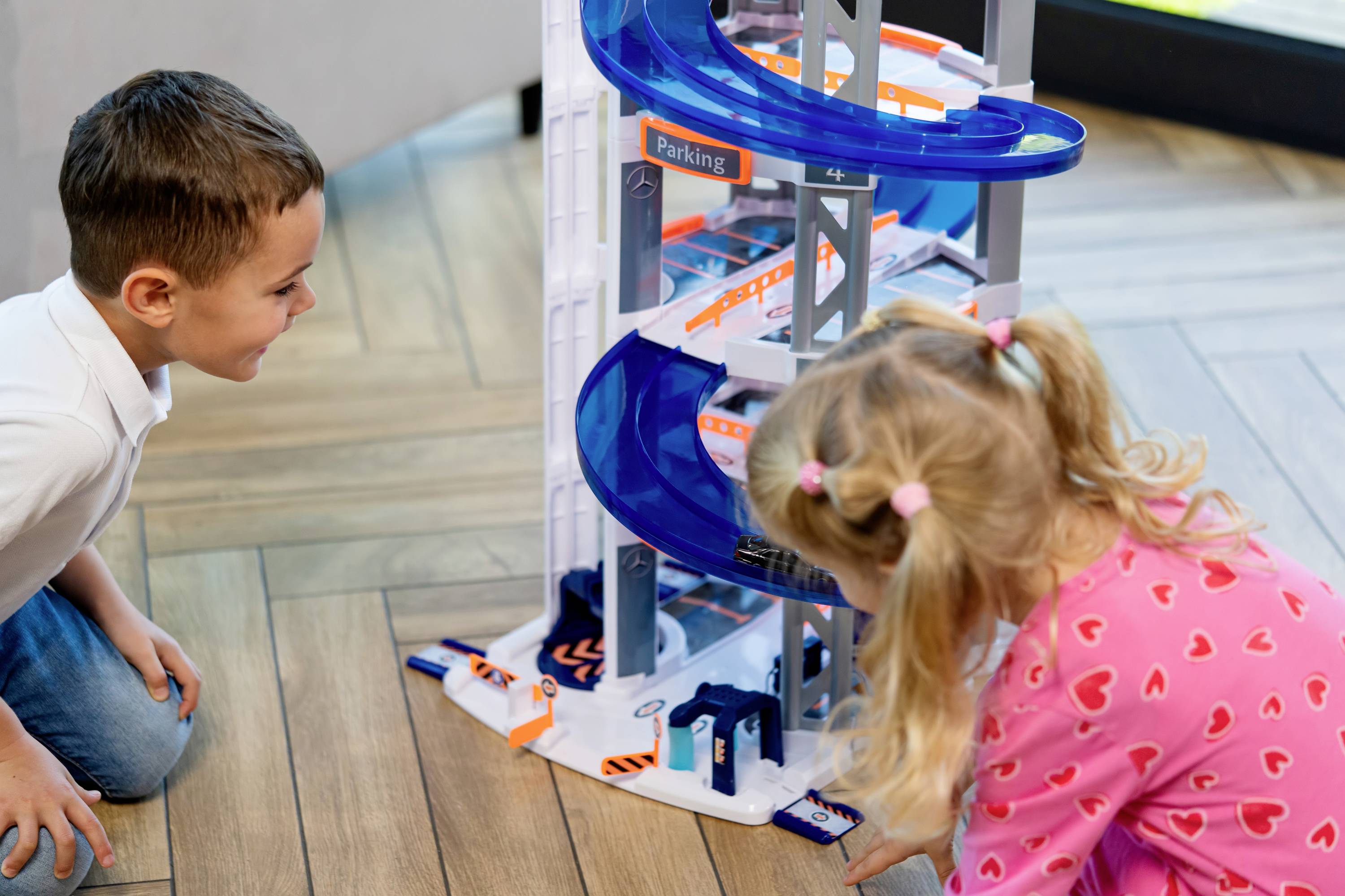 Theo Klein 3972 Mercedes-Benz Parkhaus mit 5 Ebenen I Stabile Parkgarage mit doppelter Abfahrtrampe, 2 Rennautos u.v.m.