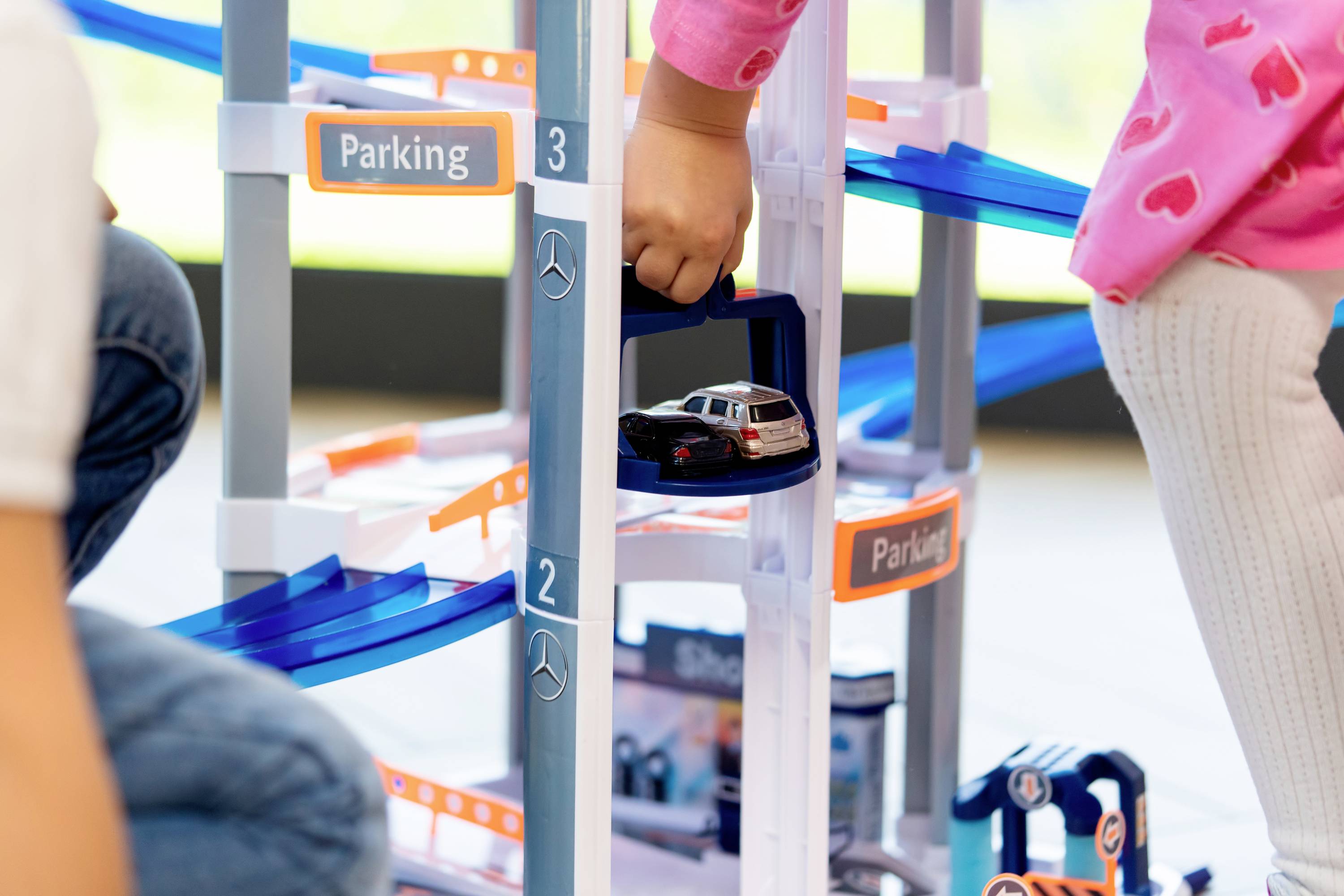 Theo Klein 3972 Mercedes-Benz Parkhaus mit 5 Ebenen I Stabile Parkgarage mit doppelter Abfahrtrampe, 2 Rennautos u.v.m.