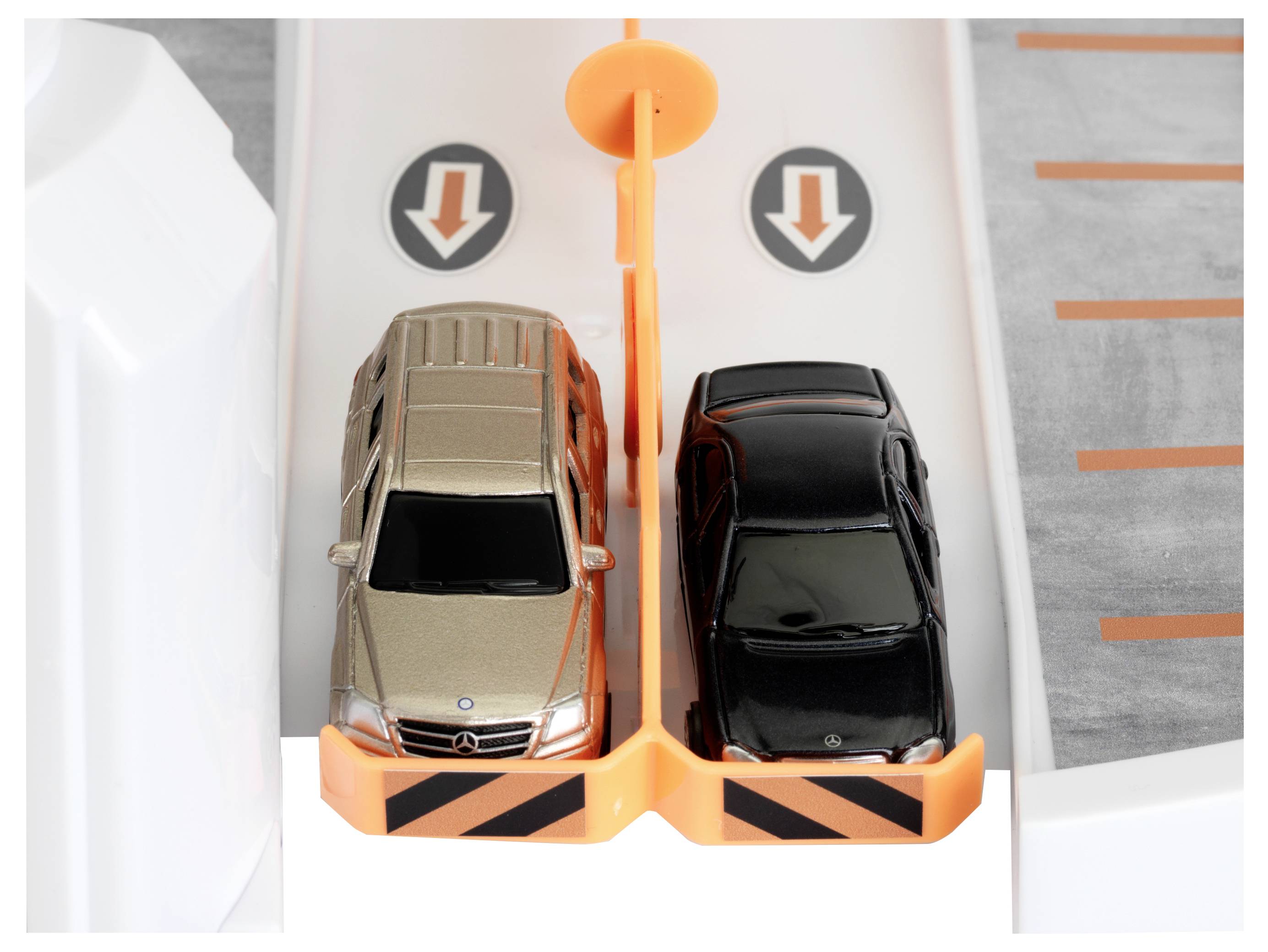 Theo Klein 3972 Mercedes-Benz Parkhaus mit 5 Ebenen I Stabile Parkgarage mit doppelter Abfahrtrampe, 2 Rennautos u.v.m.