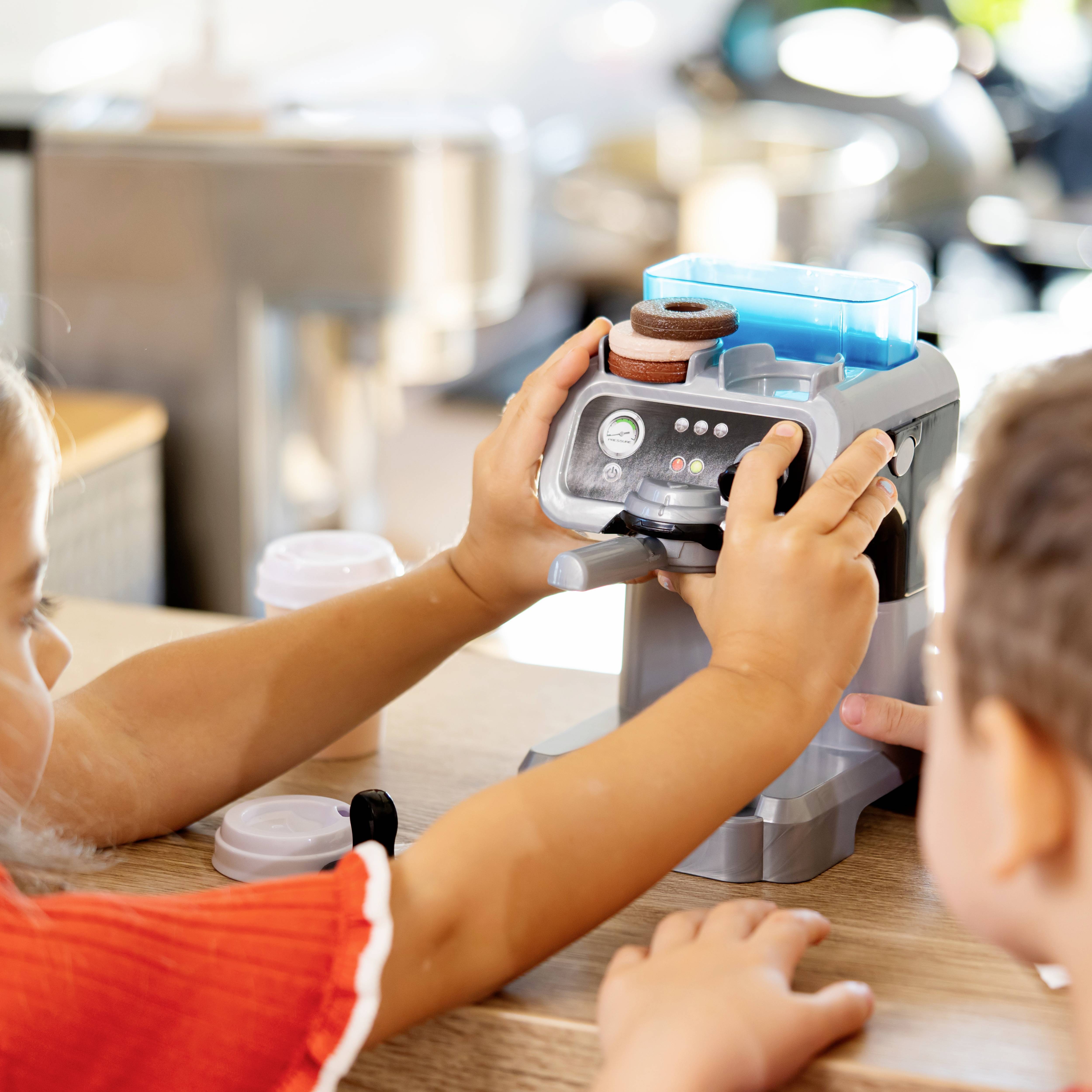 Theo Klein 9510 Barista Espressomaschine I Mit Wassertank und Durchlauffunktion I Inkl. Kaffeepads, -stempel, Bechern u.v.m.