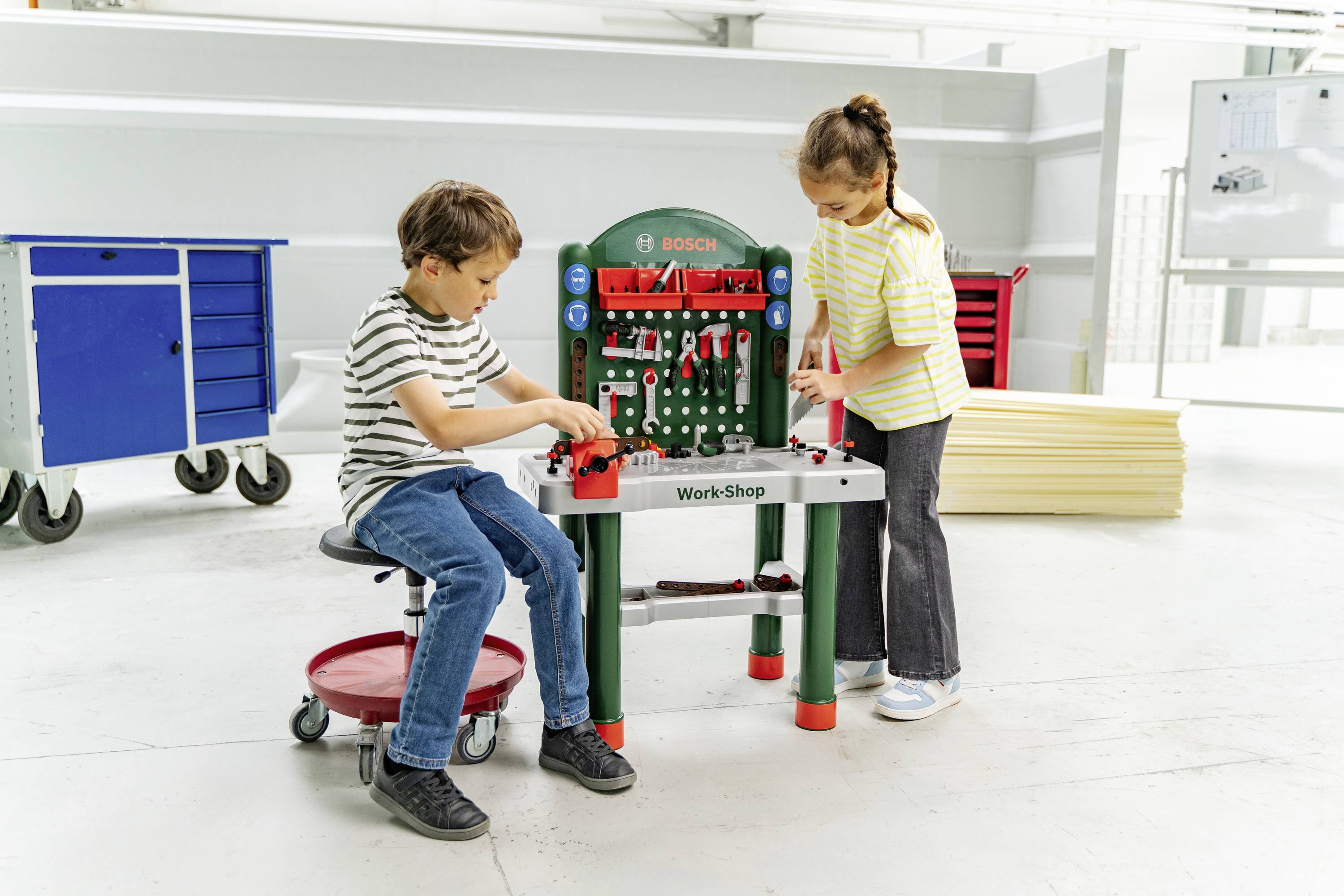 Theo Klein 8710 Bosch Workshop Kinderwerkbank inkl. Zubehör