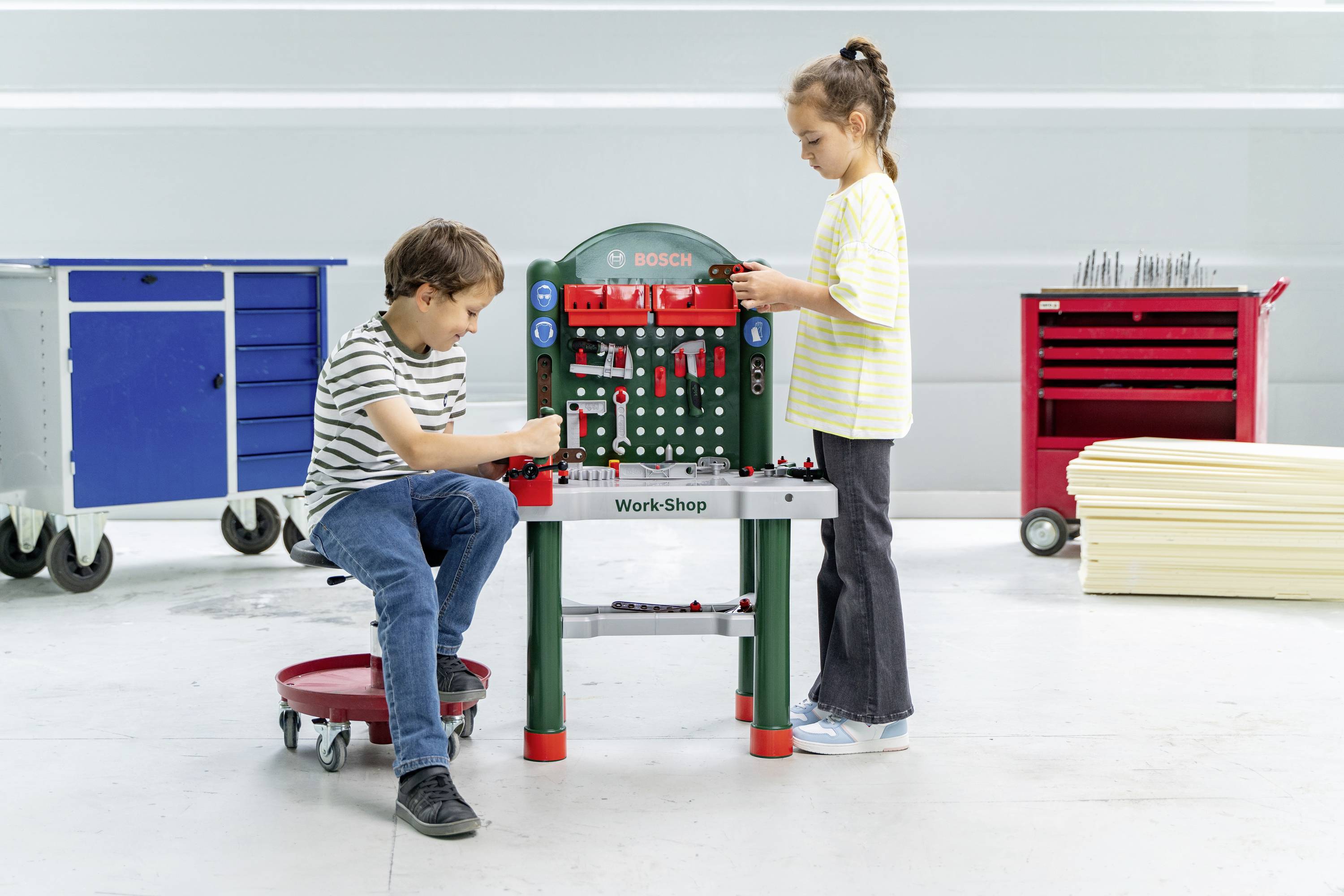 Theo Klein 8710 Bosch Workshop Kinderwerkbank inkl. Zubehör