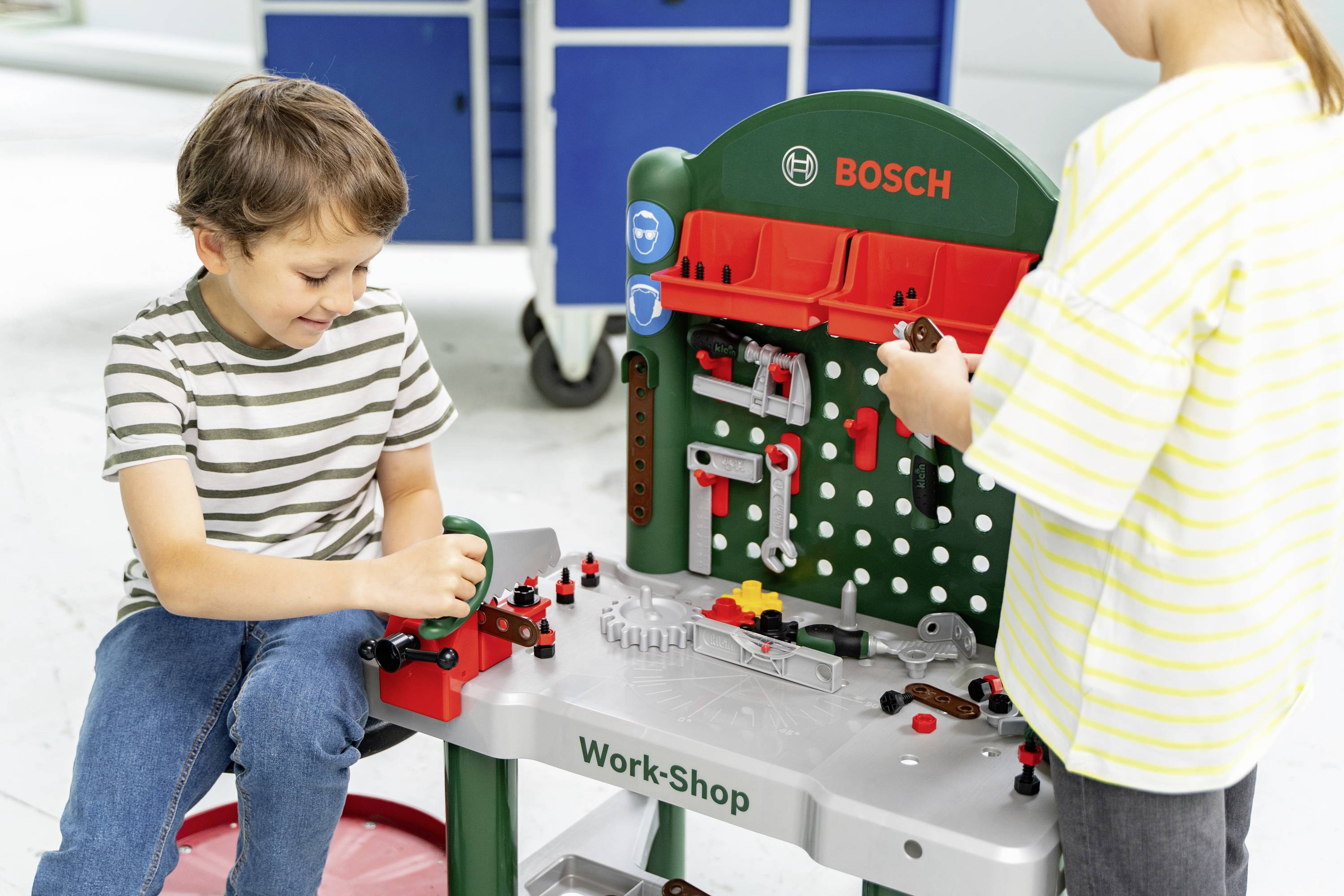 Theo Klein 8710 Bosch Workshop Kinderwerkbank inkl. Zubehör