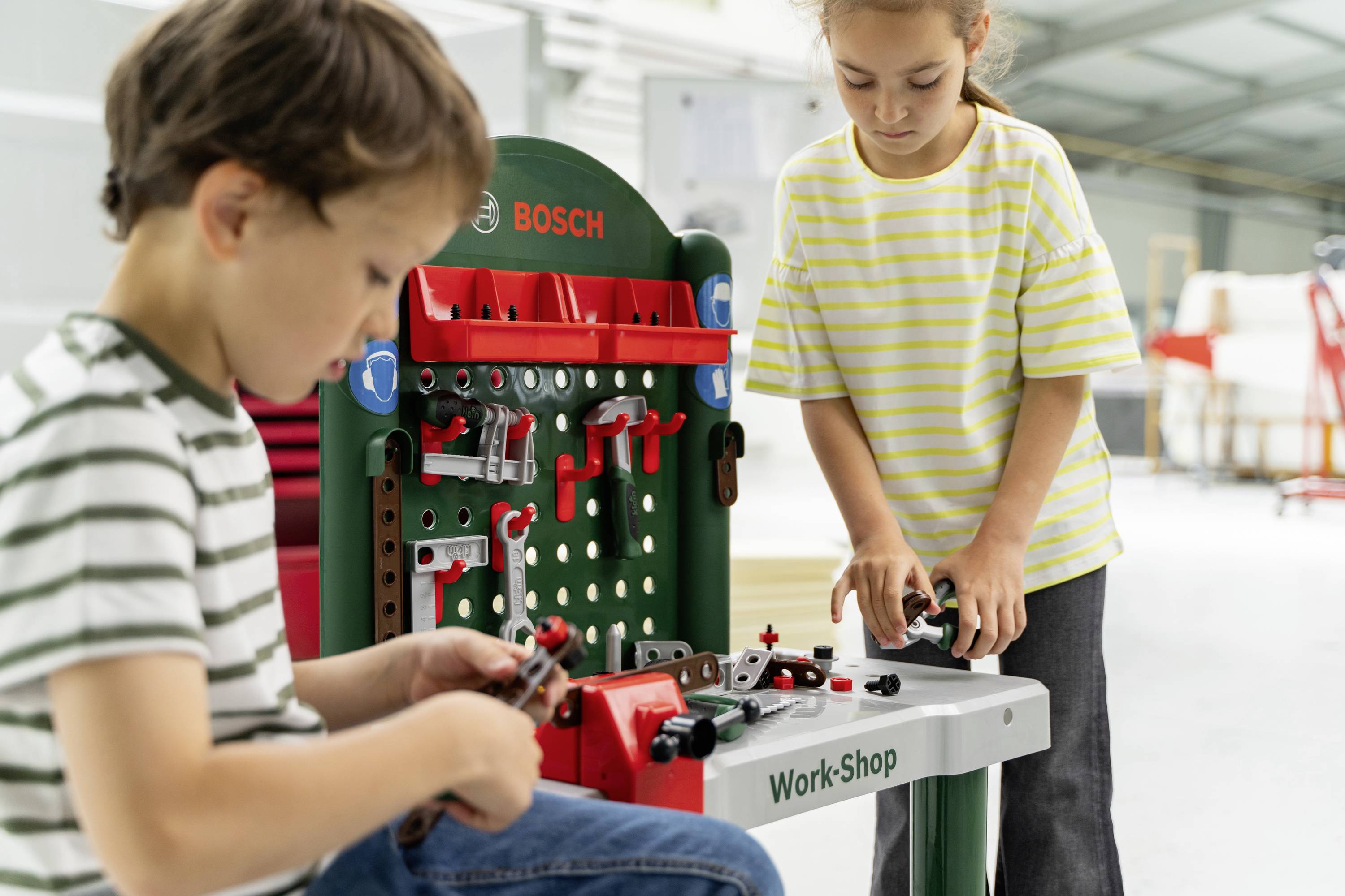 Theo Klein 8710 Bosch Workshop Kinderwerkbank inkl. Zubehör