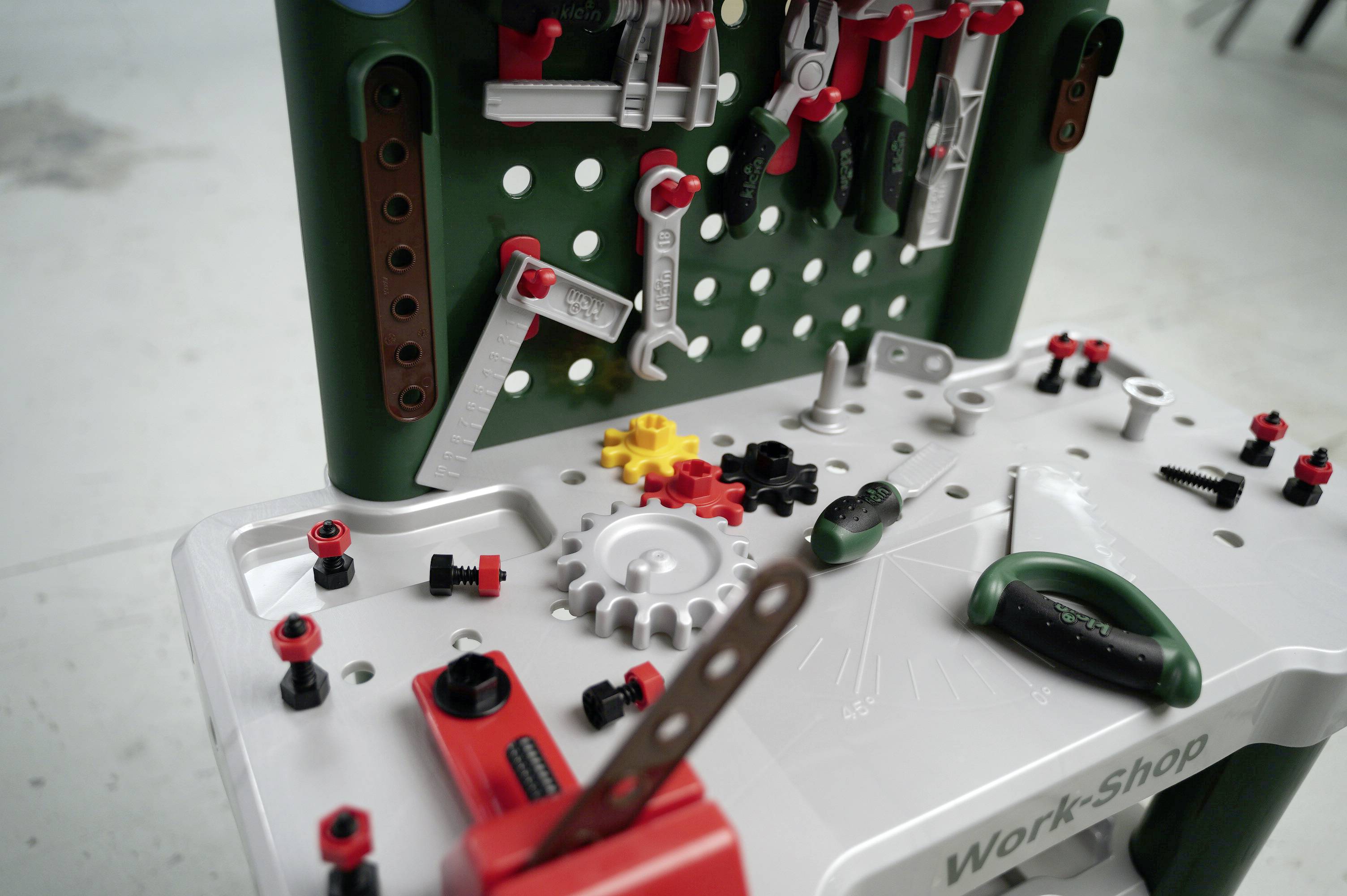 Theo Klein 8710 Bosch Workshop Kinderwerkbank inkl. Zubehör