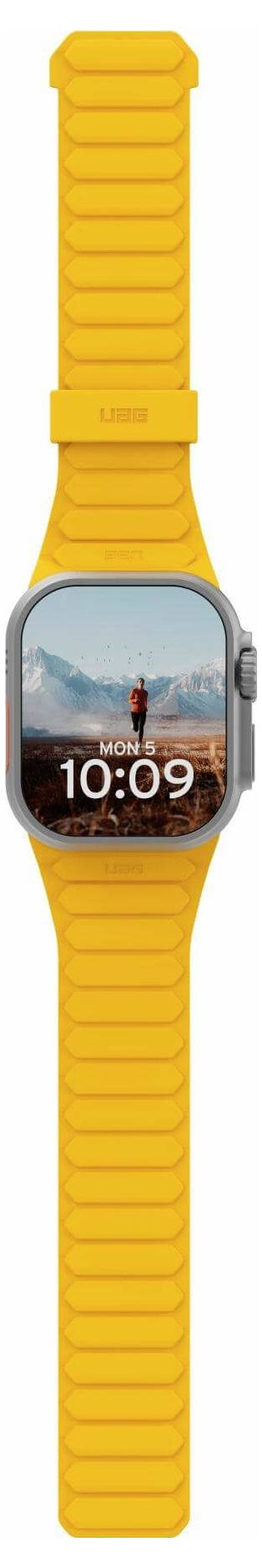 Eine Smartwatch mit einem orangefarbenen Band, auf deren Bildschirm '10:09' angezeigt wird, mit einer Person in den Bergen als Hintergrundimage.