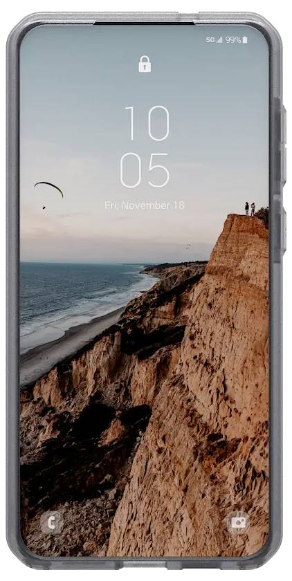 Smartphone mit einer malerischen Ozeansteilküsten-Hintergrundgrafik, Uhrzeit '10:05' und Datum 'Fr, 18. November'. Akku bei 99%, gesperrter Bildschirm.
