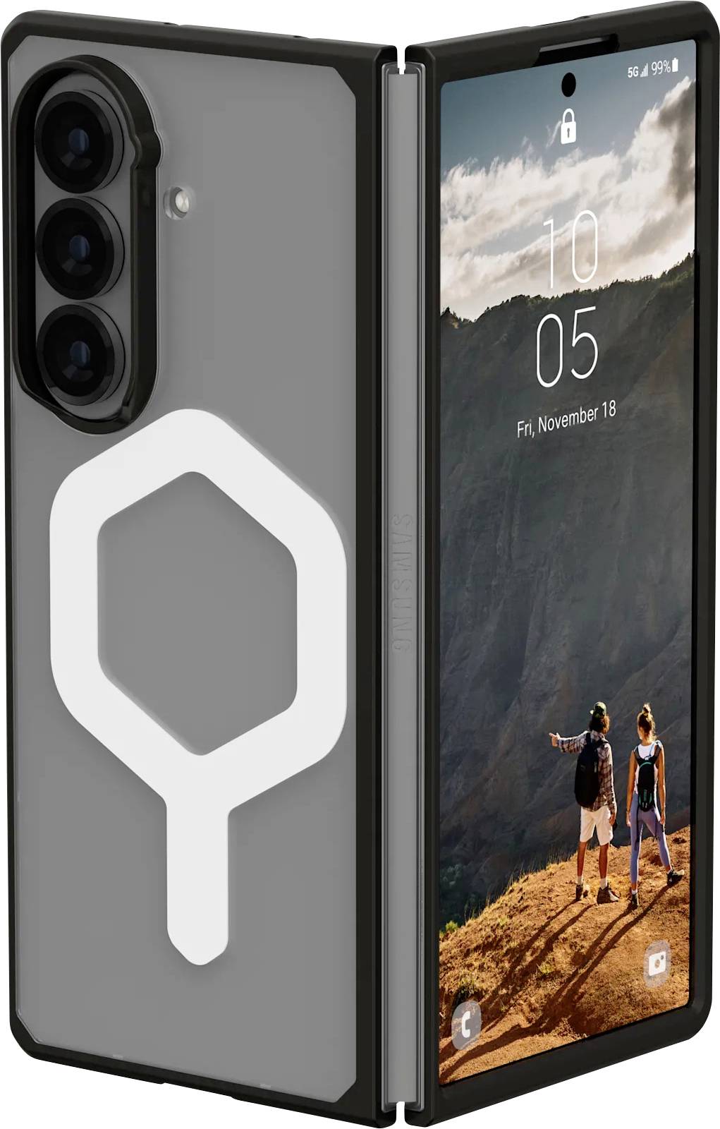 Ein faltbares Smartphone, teilweise geöffnet; auf dem Bildschirm sind ein Paar zu sehen, das auf einem Bergpfad unter einem bewölkten Himmel wandert.