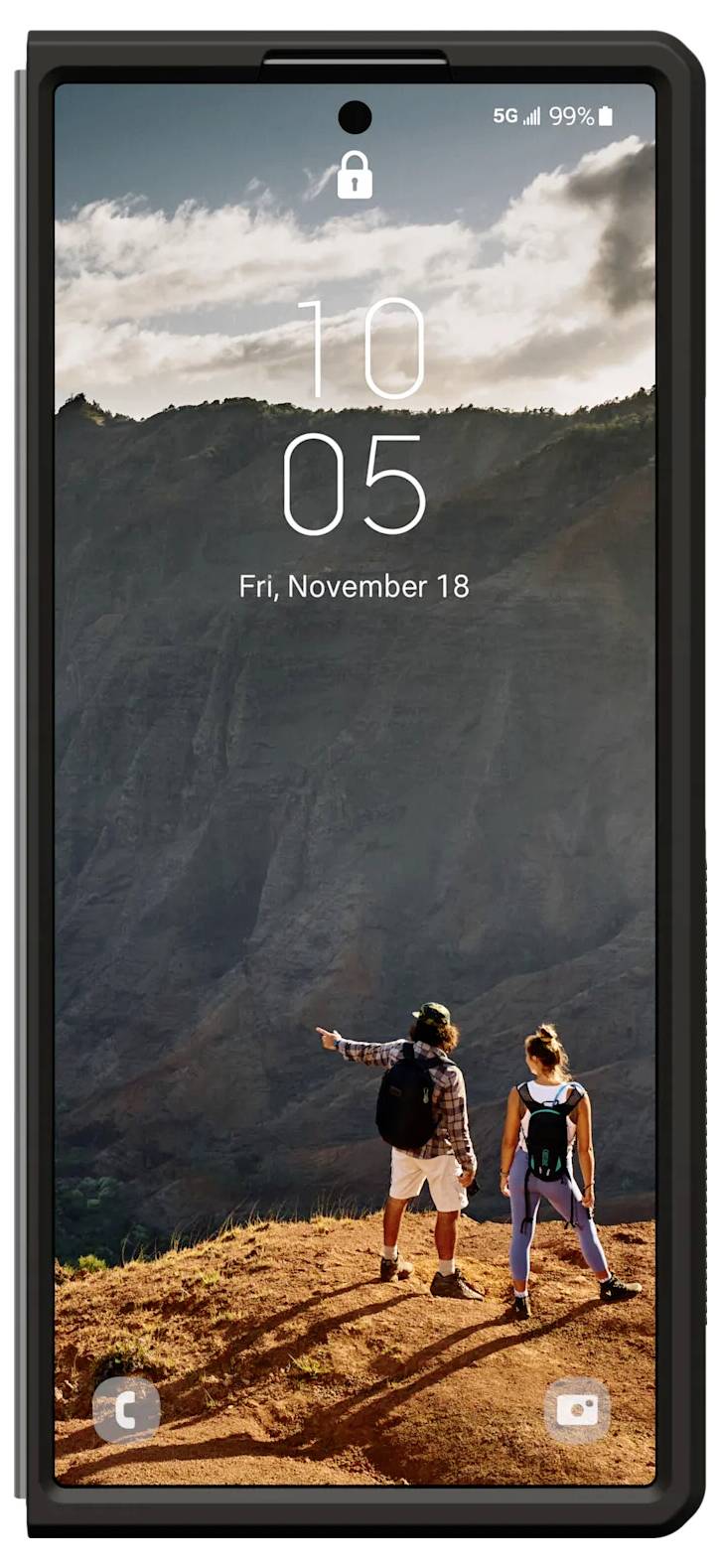 Zwei Menschen stehen auf einer Klippe und genießen einen malerischen Blick auf die Berge bei Sonnenuntergang. Der Bildschirm des Smartphones zeigt die Zeit '10:05' und das Datum 'Freitag, 18. November'.